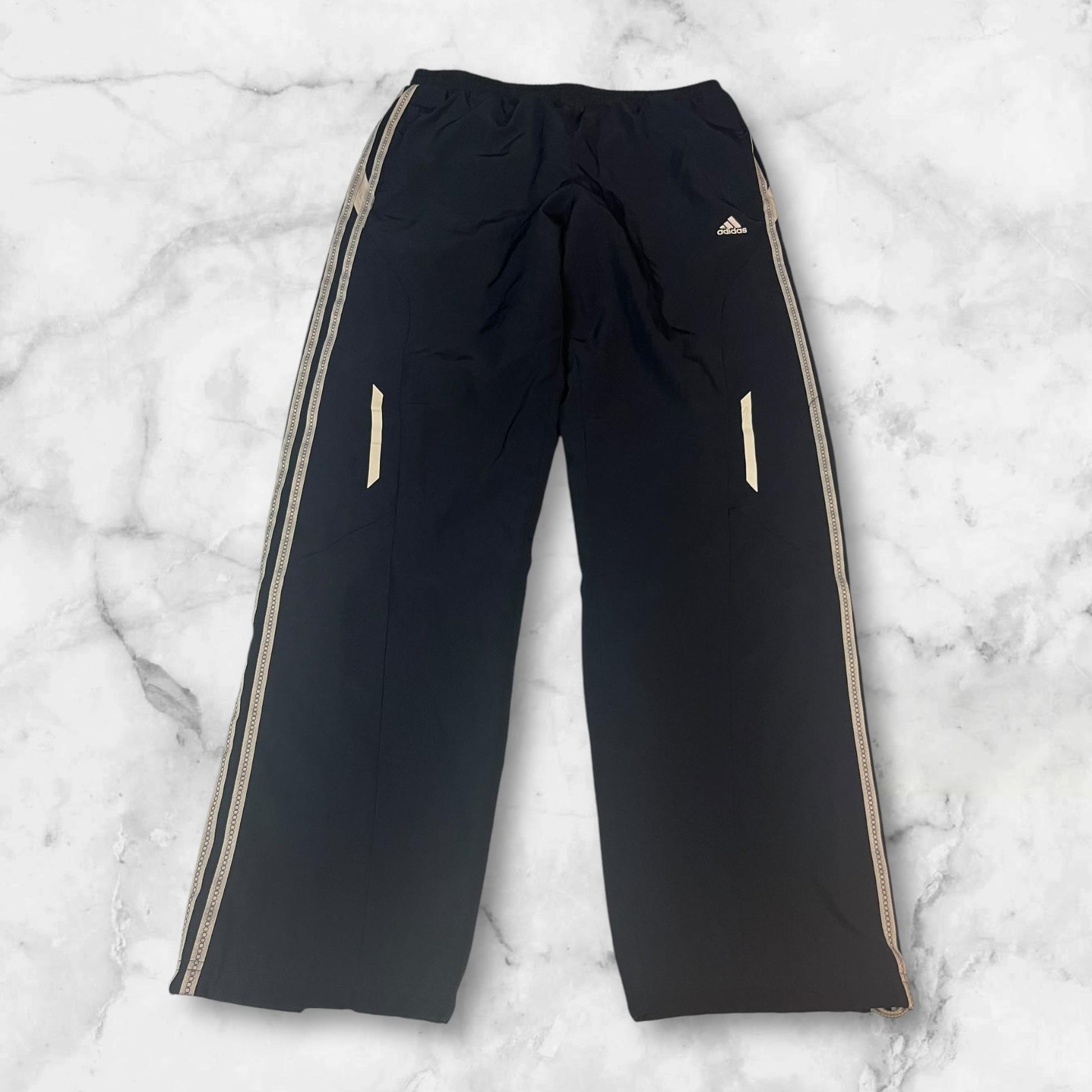 Entdecke unsere Vintage Track Pants von Nike und anderen Marken, erhältlich bei Valuxery.de - Dein Shop für trendige Vintage - Kleidung. Unsere Track Pants sind aus hochwertigen Materialien und