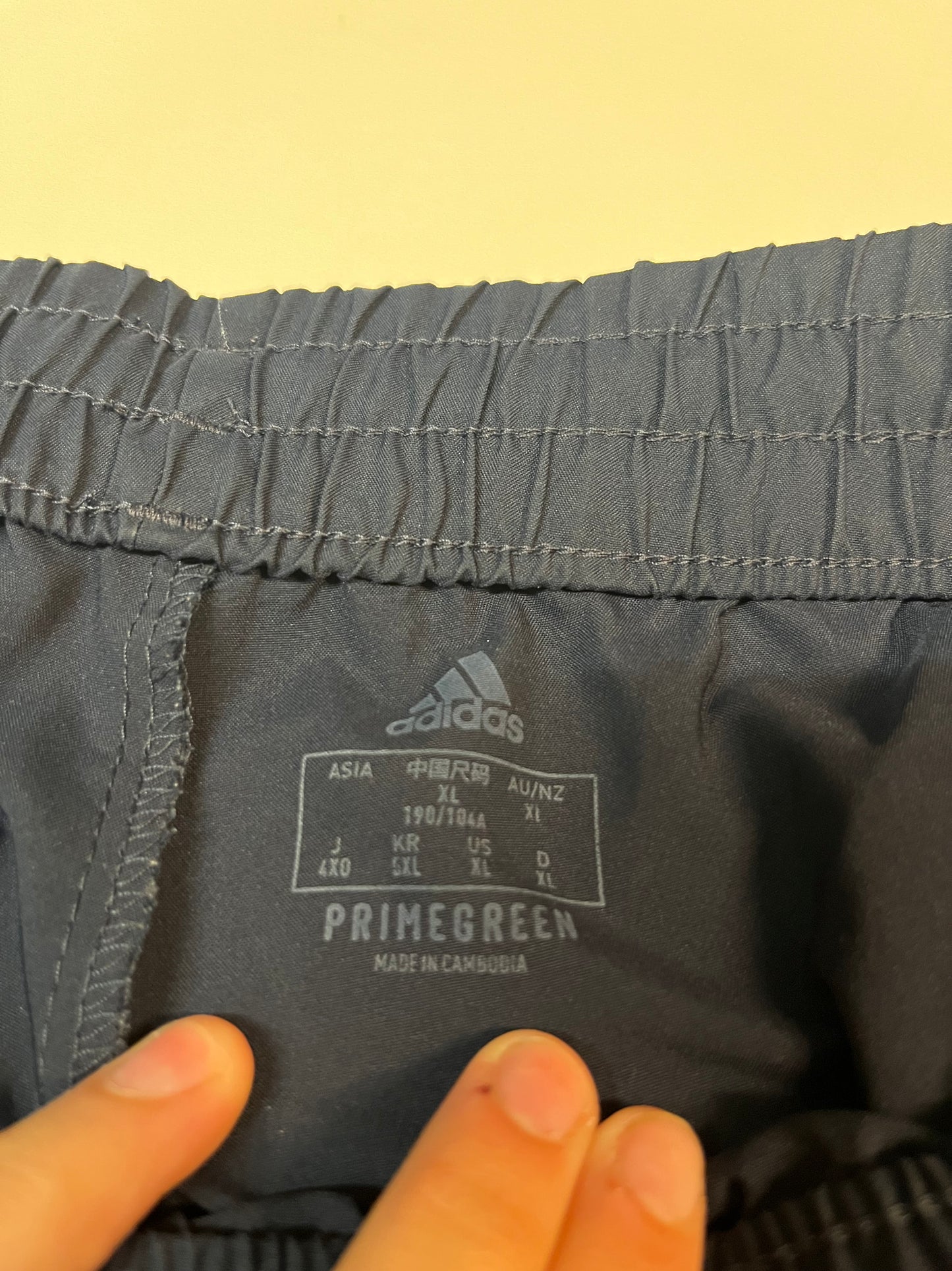 Entdecke unsere Vintage Track Pants von Nike und anderen Marken, erhältlich bei Valuxery.de - Dein Shop für trendige Vintage - Kleidung. Unsere Track Pants sind aus hochwertigen Materialien und