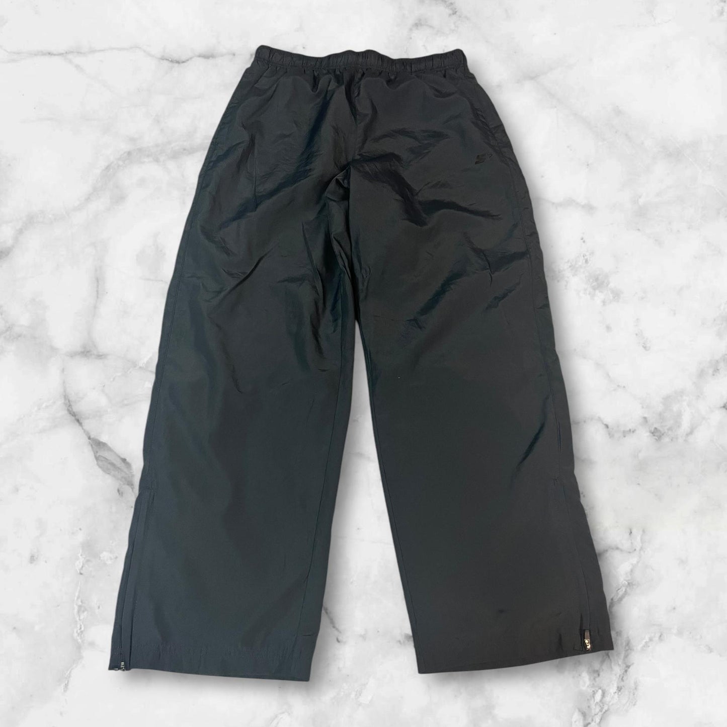 Entdecke unsere Vintage Track Pants von Nike und anderen Marken, erhältlich bei Valuxery.de - Dein Shop für trendige Vintage - Kleidung. Unsere Track Pants sind aus hochwertigen Materialien und
