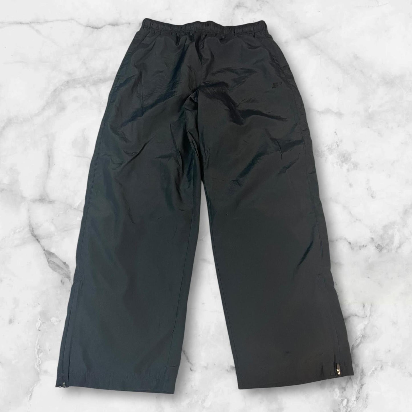 Entdecke unsere Vintage Track Pants von Nike und anderen Marken, erhältlich bei Valuxery.de - Dein Shop für trendige Vintage - Kleidung. Unsere Track Pants sind aus hochwertigen Materialien und