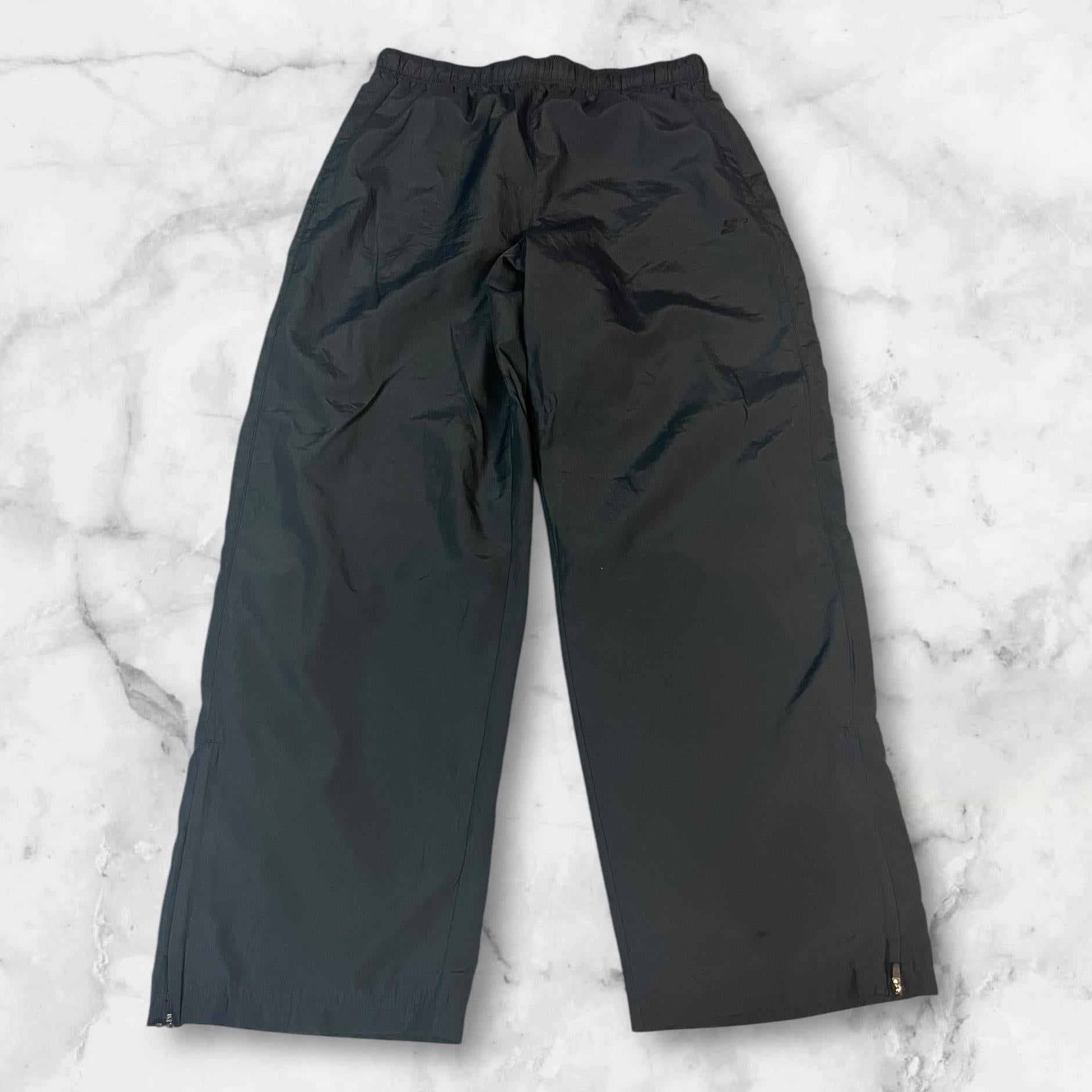 Entdecke unsere Vintage Track Pants von Nike und anderen Marken, erhältlich bei Valuxery.de - Dein Shop für trendige Vintage - Kleidung. Unsere Track Pants sind aus hochwertigen Materialien und