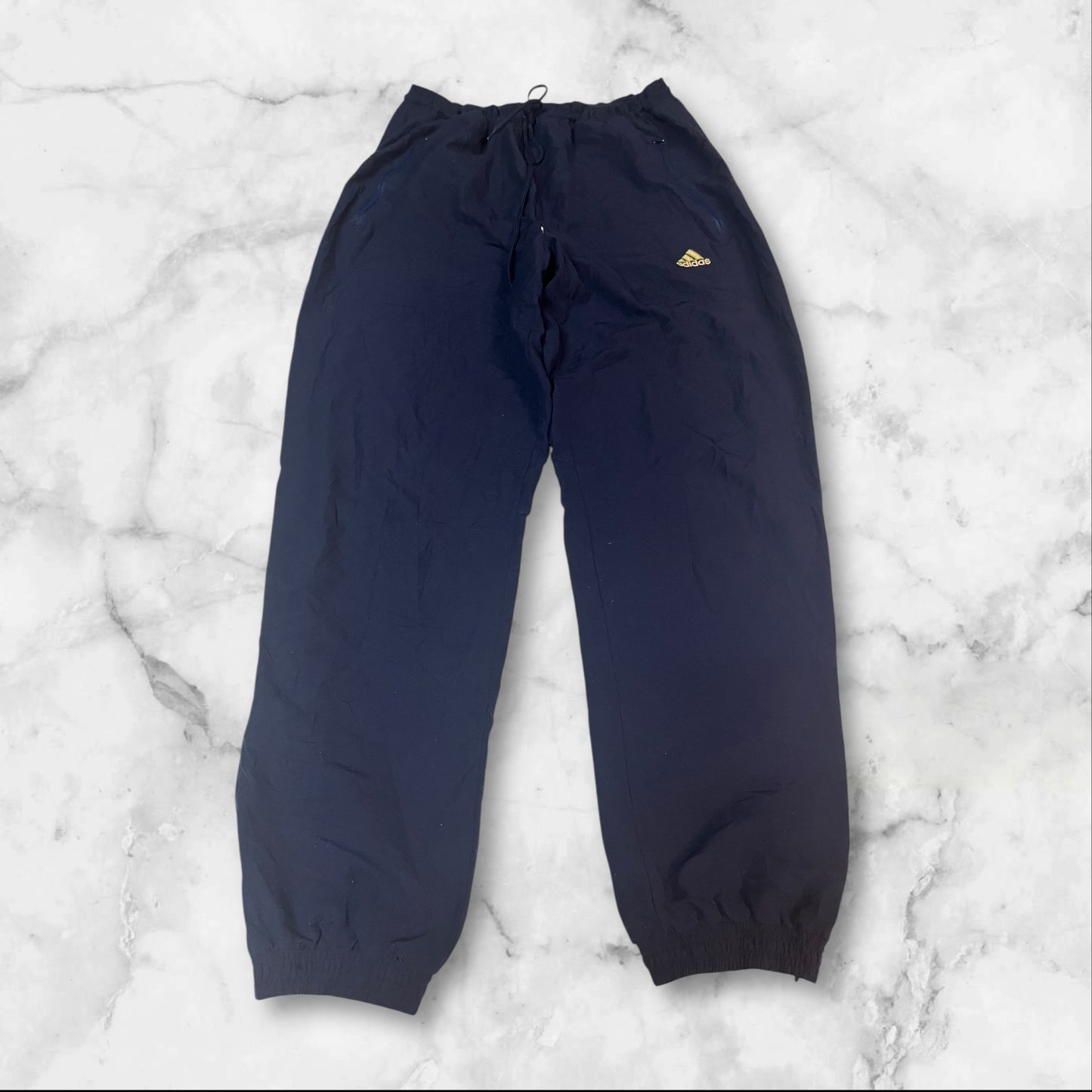 Entdecke unsere Vintage Track Pants von Nike und anderen Marken, erhältlich bei Valuxery.de - Dein Shop für trendige Vintage - Kleidung. Unsere Track Pants sind aus hochwertigen Materialien und