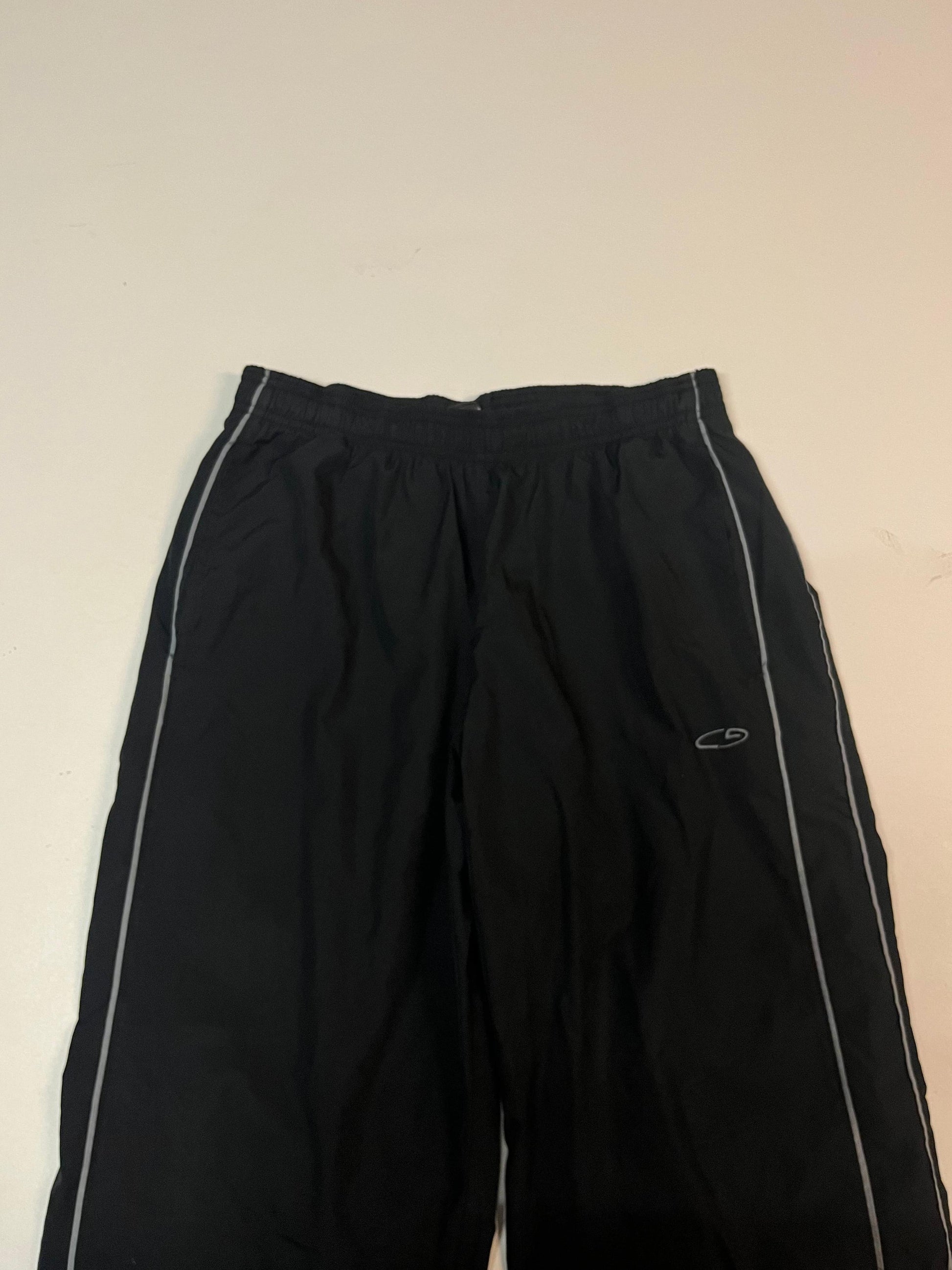 Entdecke unsere Vintage Track Pants von Nike und anderen Marken, erhältlich bei Valuxery.de - Dein Shop für trendige Vintage - Kleidung. Unsere Track Pants sind aus hochwertigen Materialien und