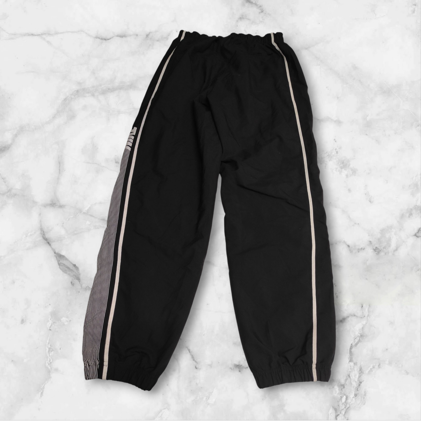 Entdecke unsere Vintage Track Pants von Nike und anderen Marken, erhältlich bei Valuxery.de - Dein Shop für trendige Vintage - Kleidung. Unsere Track Pants sind aus hochwertigen Materialien und