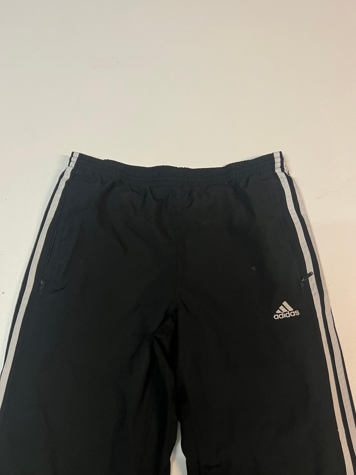 Entdecke unsere Vintage Track Pants von Nike und anderen Marken, erhältlich bei Valuxery.de - Dein Shop für trendige Vintage - Kleidung. Unsere Track Pants sind aus hochwertigen Materialien und