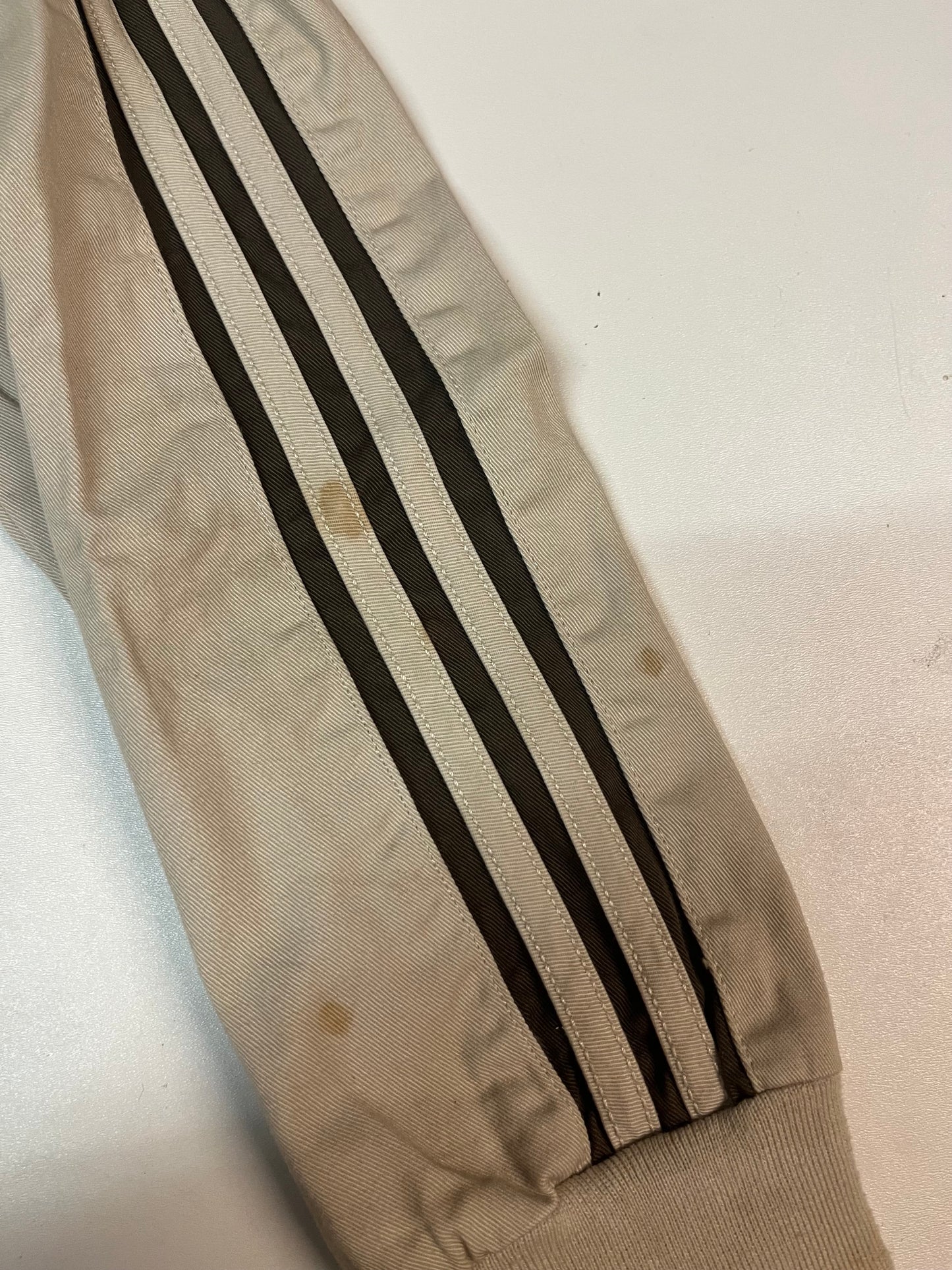 Entdecke unsere Vintage Track Pants von Nike und anderen Marken, erhältlich bei Valuxery.de - Dein Shop für trendige Vintage - Kleidung. Unsere Track Pants sind aus hochwertigen Materialien und