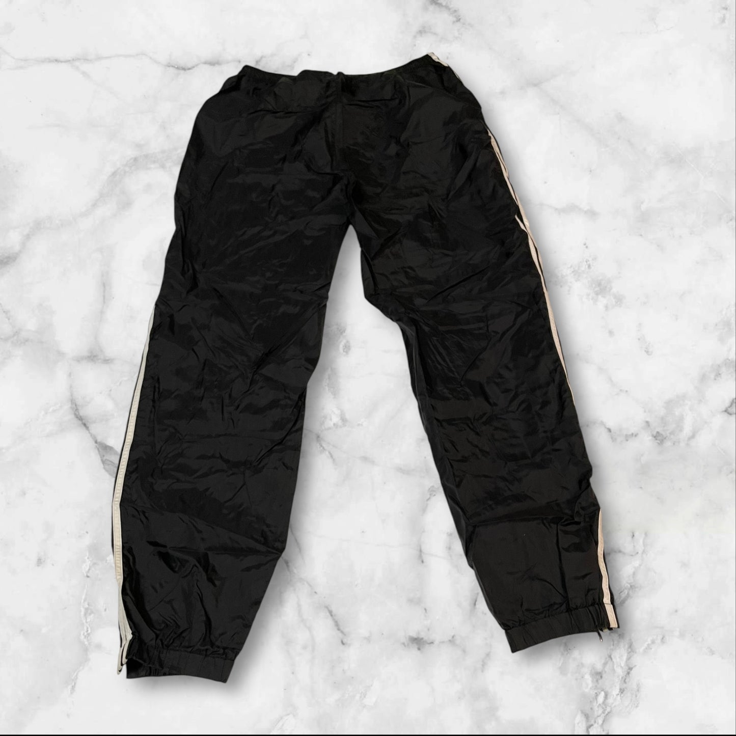 Entdecke unsere Vintage Track Pants von Nike und anderen Marken, erhältlich bei Valuxery.de - Dein Shop für trendige Vintage - Kleidung. Unsere Track Pants sind aus hochwertigen Materialien und