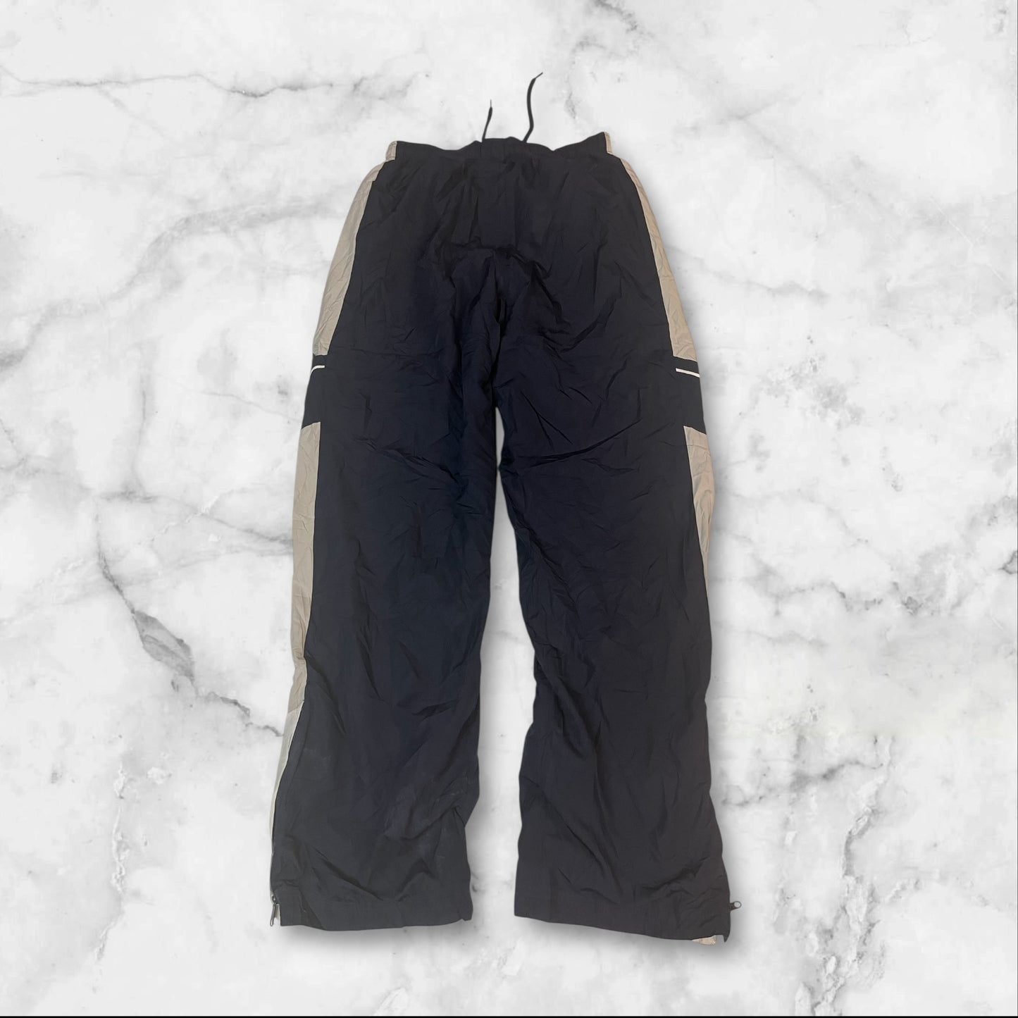 Entdecke unsere Vintage Track Pants von Nike und anderen Marken, erhältlich bei Valuxery.de - Dein Shop für trendige Vintage - Kleidung. Unsere Track Pants sind aus hochwertigen Materialien und