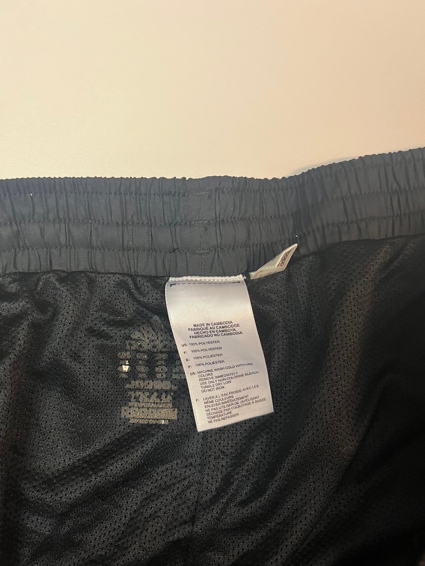 Entdecke unsere Vintage Track Pants von Nike und anderen Marken, erhältlich bei Valuxery.de - Dein Shop für trendige Vintage - Kleidung. Unsere Track Pants sind aus hochwertigen Materialien und