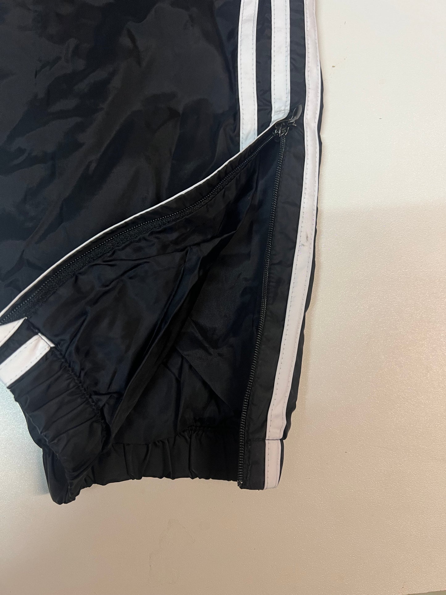 Entdecke unsere Vintage Track Pants von Nike und anderen Marken, erhältlich bei Valuxery.de - Dein Shop für trendige Vintage - Kleidung. Unsere Track Pants sind aus hochwertigen Materialien und