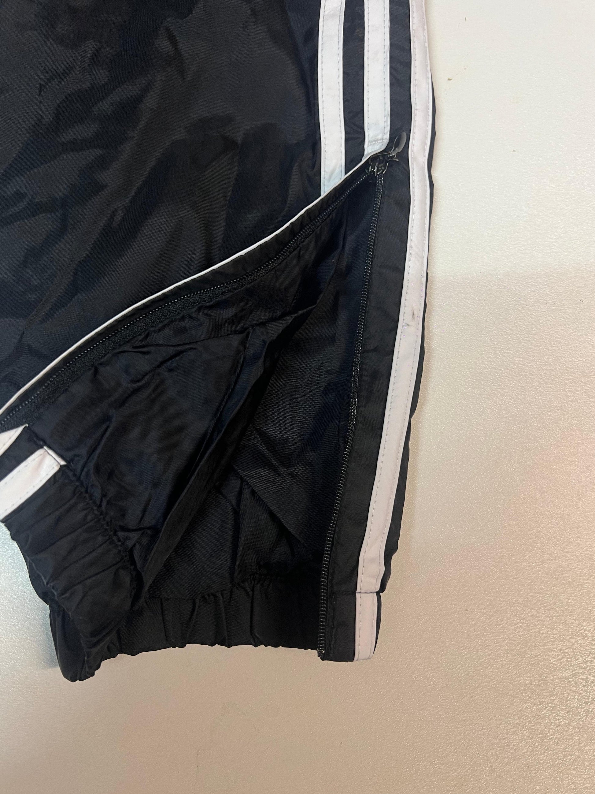 Entdecke unsere Vintage Track Pants von Nike und anderen Marken, erhältlich bei Valuxery.de - Dein Shop für trendige Vintage - Kleidung. Unsere Track Pants sind aus hochwertigen Materialien und