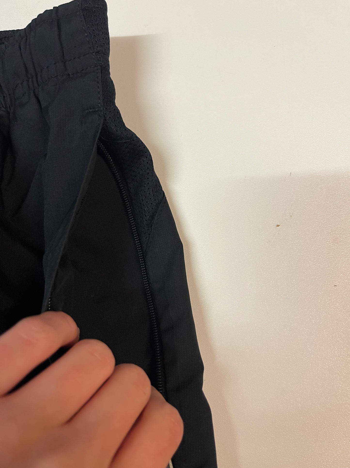 Entdecke unsere Vintage Track Pants von Nike und anderen Marken, erhältlich bei Valuxery.de - Dein Shop für trendige Vintage - Kleidung. Unsere Track Pants sind aus hochwertigen Materialien und