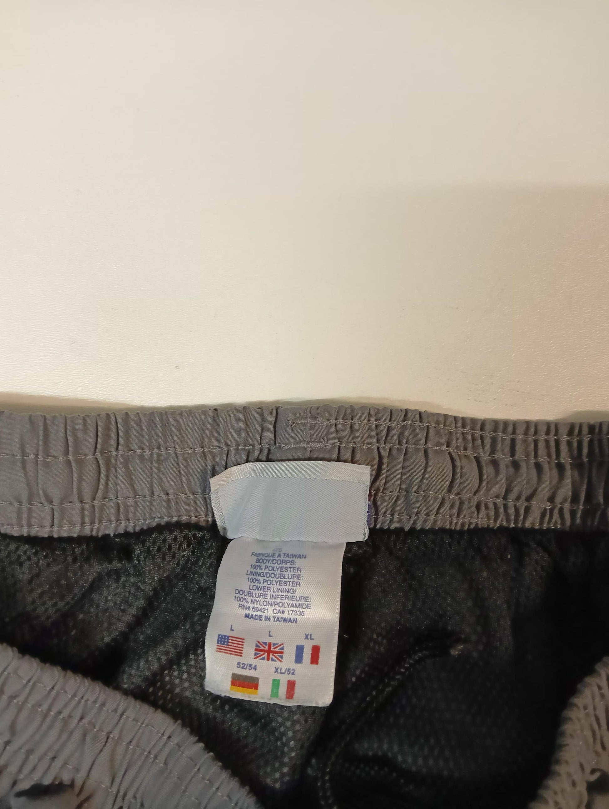 Entdecke unsere Vintage Track Pants von Nike und anderen Marken, erhältlich bei Valuxery.de - Dein Shop für trendige Vintage - Kleidung. Unsere Track Pants sind aus hochwertigen Materialien und