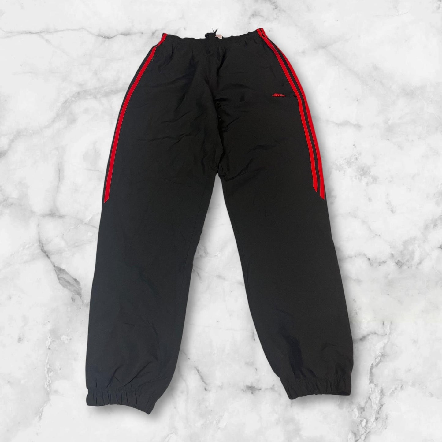 Entdecke unsere Vintage Track Pants von Nike und anderen Marken, erhältlich bei Valuxery.de - Dein Shop für trendige Vintage - Kleidung. Unsere Track Pants sind aus hochwertigen Materialien und