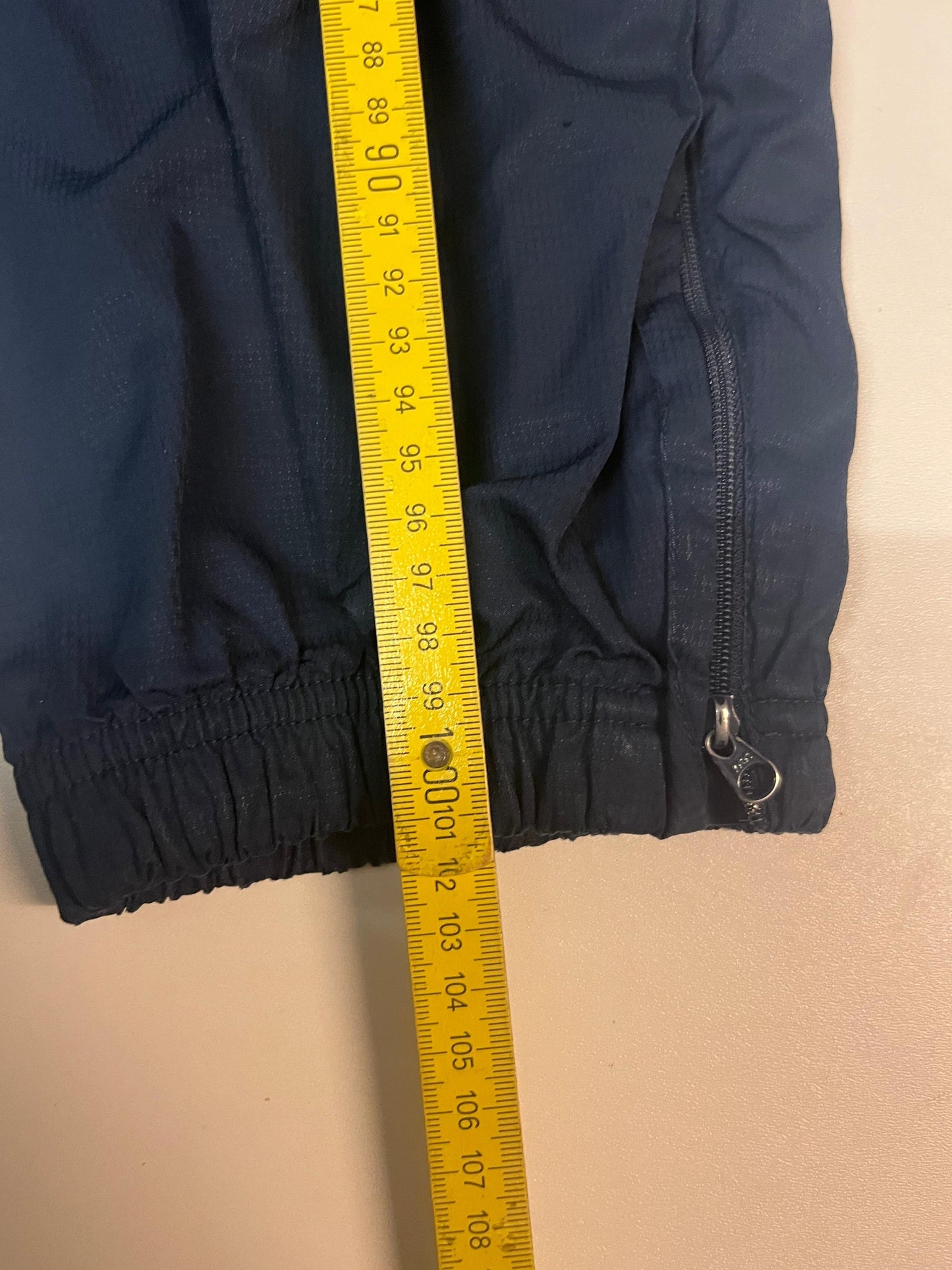 Entdecke unsere Vintage Track Pants von Nike und anderen Marken, erhältlich bei Valuxery.de - Dein Shop für trendige Vintage - Kleidung. Unsere Track Pants sind aus hochwertigen Materialien und