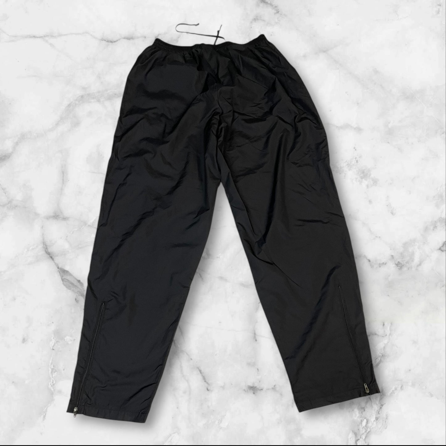 Entdecke unsere Vintage Track Pants von Nike und anderen Marken, erhältlich bei Valuxery.de - Dein Shop für trendige Vintage - Kleidung. Unsere Track Pants sind aus hochwertigen Materialien und