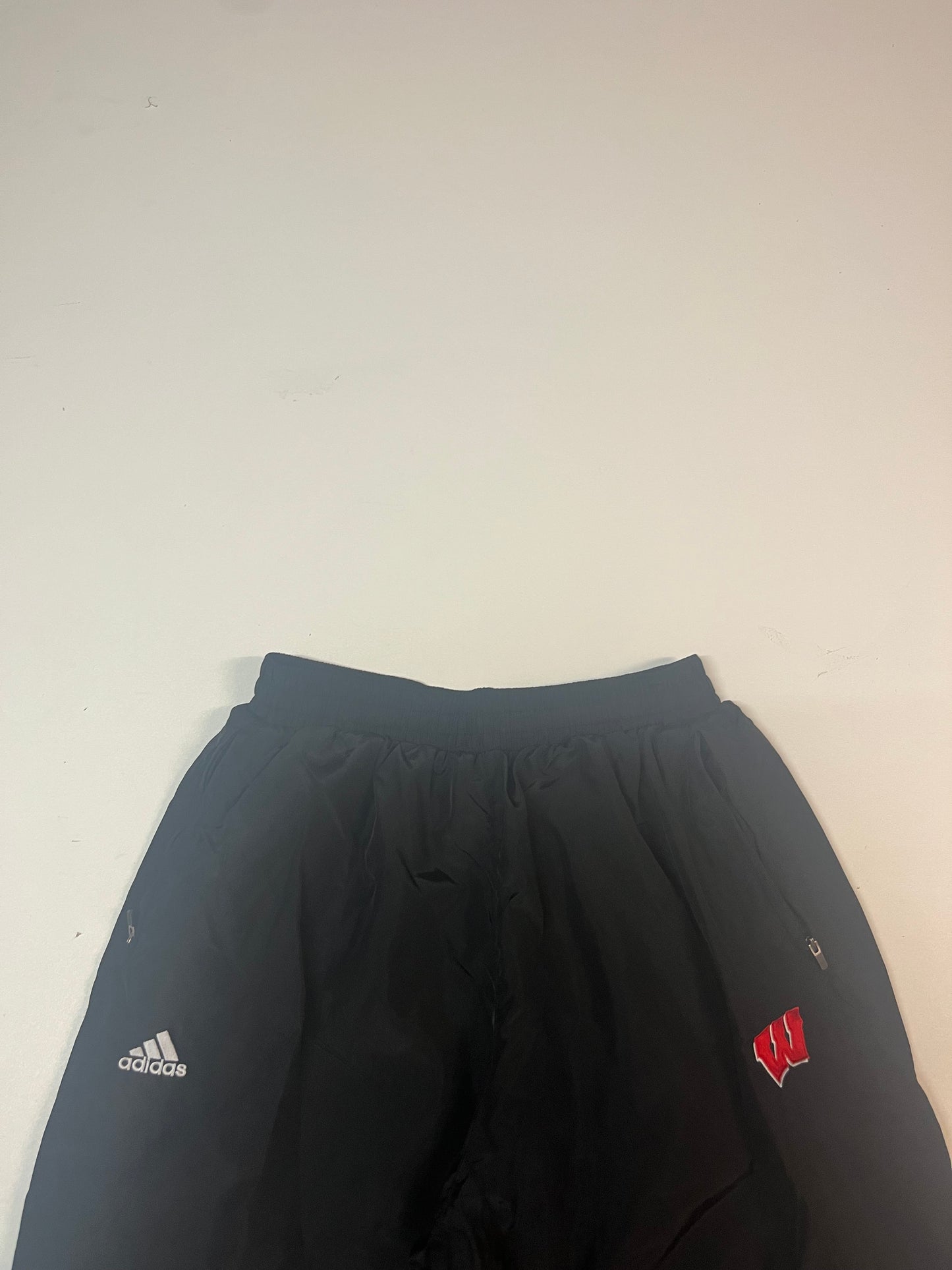 Entdecke unsere Vintage Track Pants von Nike und anderen Marken, erhältlich bei Valuxery.de - Dein Shop für trendige Vintage - Kleidung. Unsere Track Pants sind aus hochwertigen Materialien und