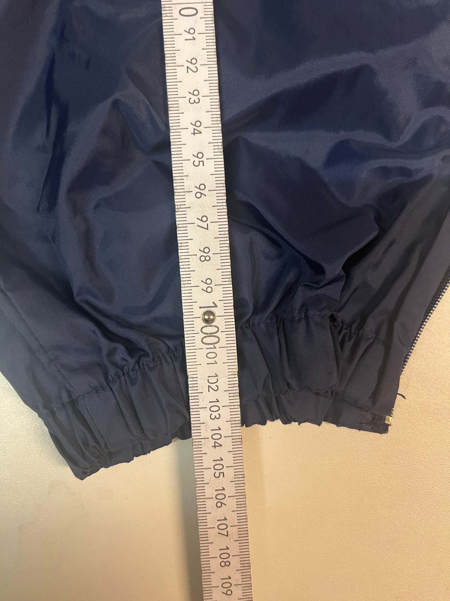 Entdecke unsere Vintage Track Pants von Nike und anderen Marken, erhältlich bei Valuxery.de - Dein Shop für trendige Vintage - Kleidung. Unsere Track Pants sind aus hochwertigen Materialien und