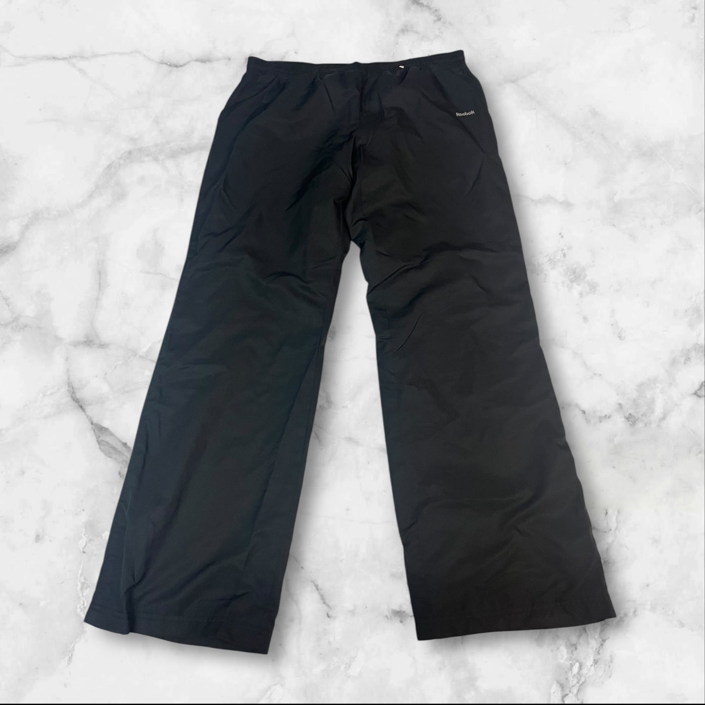 Entdecke unsere Vintage Track Pants von Nike und anderen Marken, erhältlich bei Valuxery.de - Dein Shop für trendige Vintage - Kleidung. Unsere Track Pants sind aus hochwertigen Materialien und