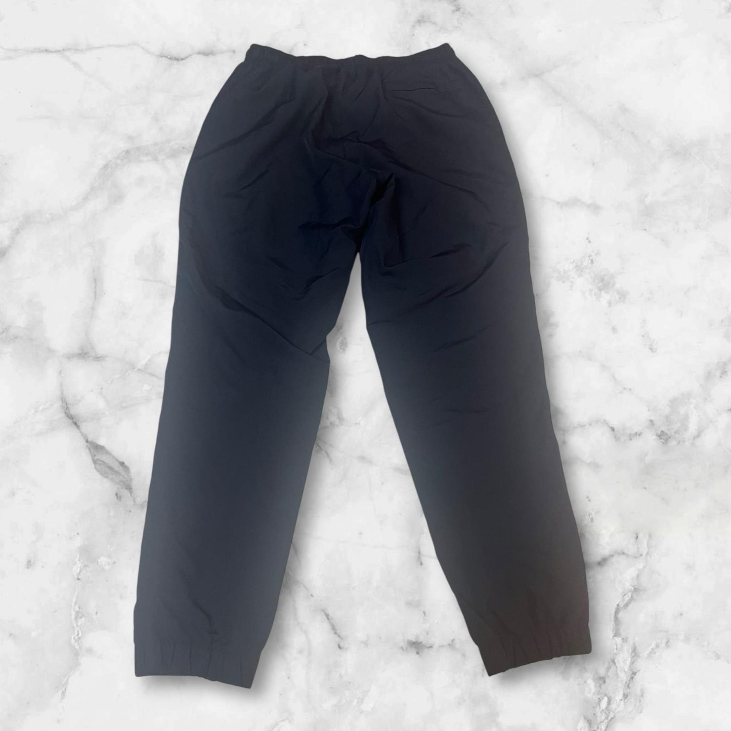 Entdecke unsere Vintage Track Pants von Nike und anderen Marken, erhältlich bei Valuxery.de - Dein Shop für trendige Vintage - Kleidung. Unsere Track Pants sind aus hochwertigen Materialien und