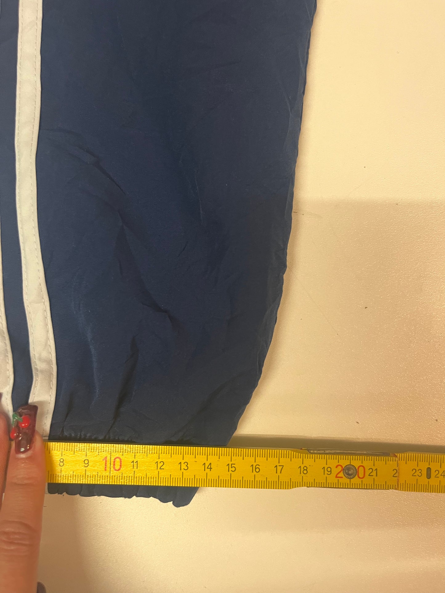 Entdecke unsere Vintage Track Pants von Nike und anderen Marken, erhältlich bei Valuxery.de - Dein Shop für trendige Vintage - Kleidung. Unsere Track Pants sind aus hochwertigen Materialien und