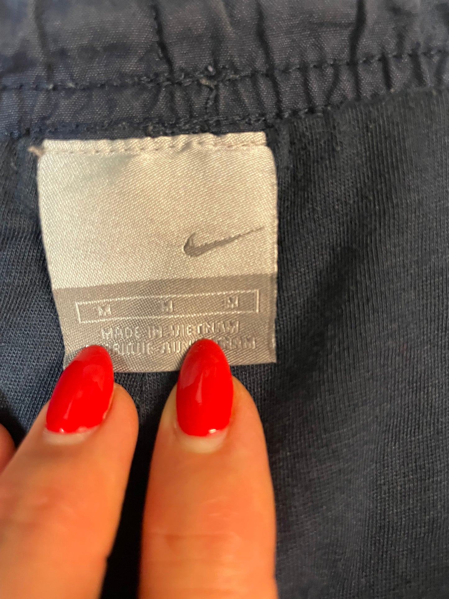 Entdecke unsere Vintage Track Pants von Nike und anderen Marken, erhältlich bei Valuxery.de - Dein Shop für trendige Vintage - Kleidung. Unsere Track Pants sind aus hochwertigen Materialien und