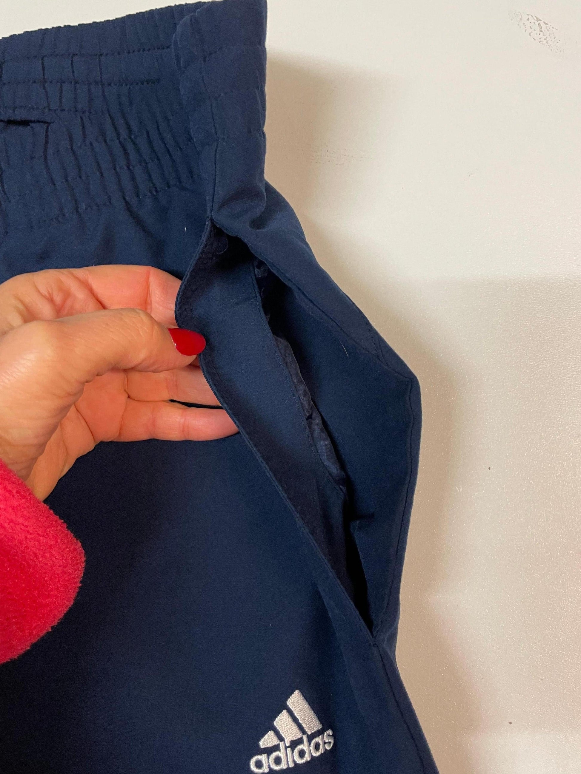 Entdecke unsere Vintage Track Pants von Nike und anderen Marken, erhältlich bei Valuxery.de - Dein Shop für trendige Vintage - Kleidung. Unsere Track Pants sind aus hochwertigen Materialien und