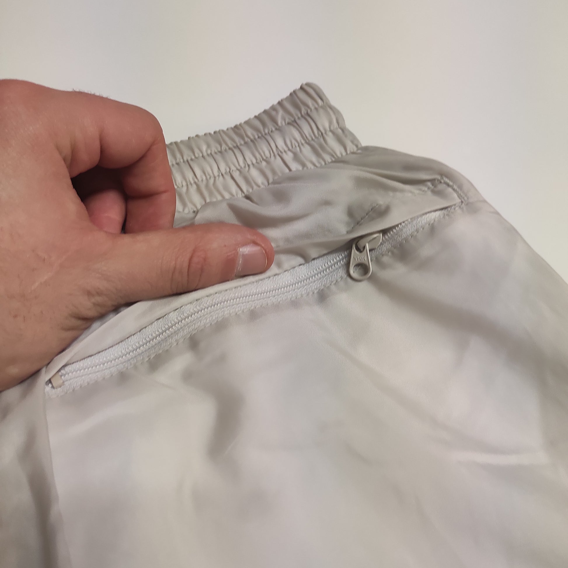 Entdecke unsere Vintage Track Pants von Nike und anderen Marken, erhältlich bei Valuxery.de - Dein Shop für trendige Vintage - Kleidung. Unsere Track Pants sind aus hochwertigen Materialien und