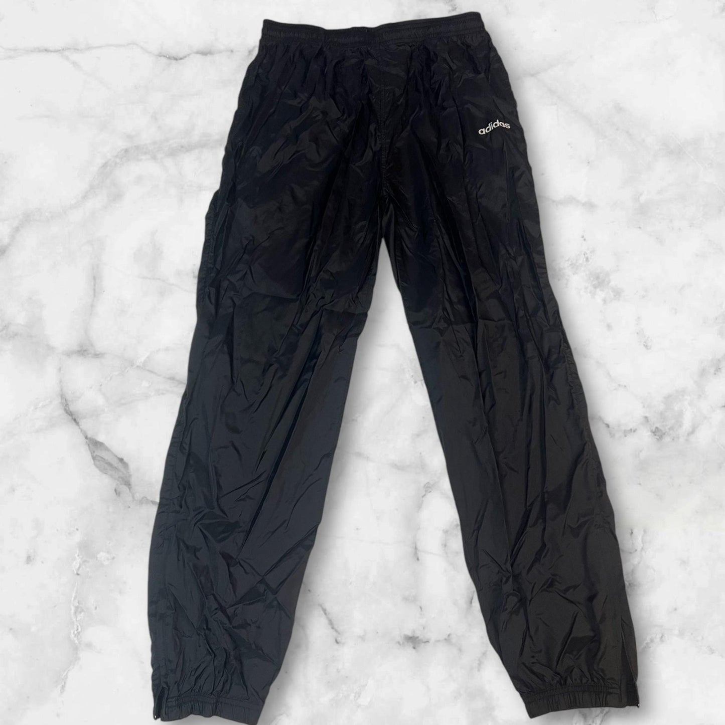 Entdecke unsere Vintage Track Pants von Nike und anderen Marken, erhältlich bei Valuxery.de - Dein Shop für trendige Vintage - Kleidung. Unsere Track Pants sind aus hochwertigen Materialien und
