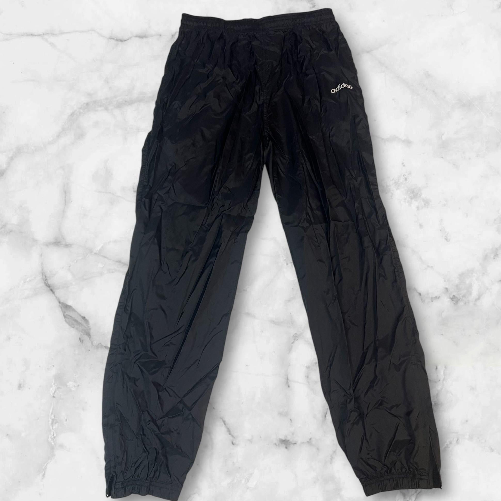 Entdecke unsere Vintage Track Pants von Nike und anderen Marken, erhältlich bei Valuxery.de - Dein Shop für trendige Vintage - Kleidung. Unsere Track Pants sind aus hochwertigen Materialien und
