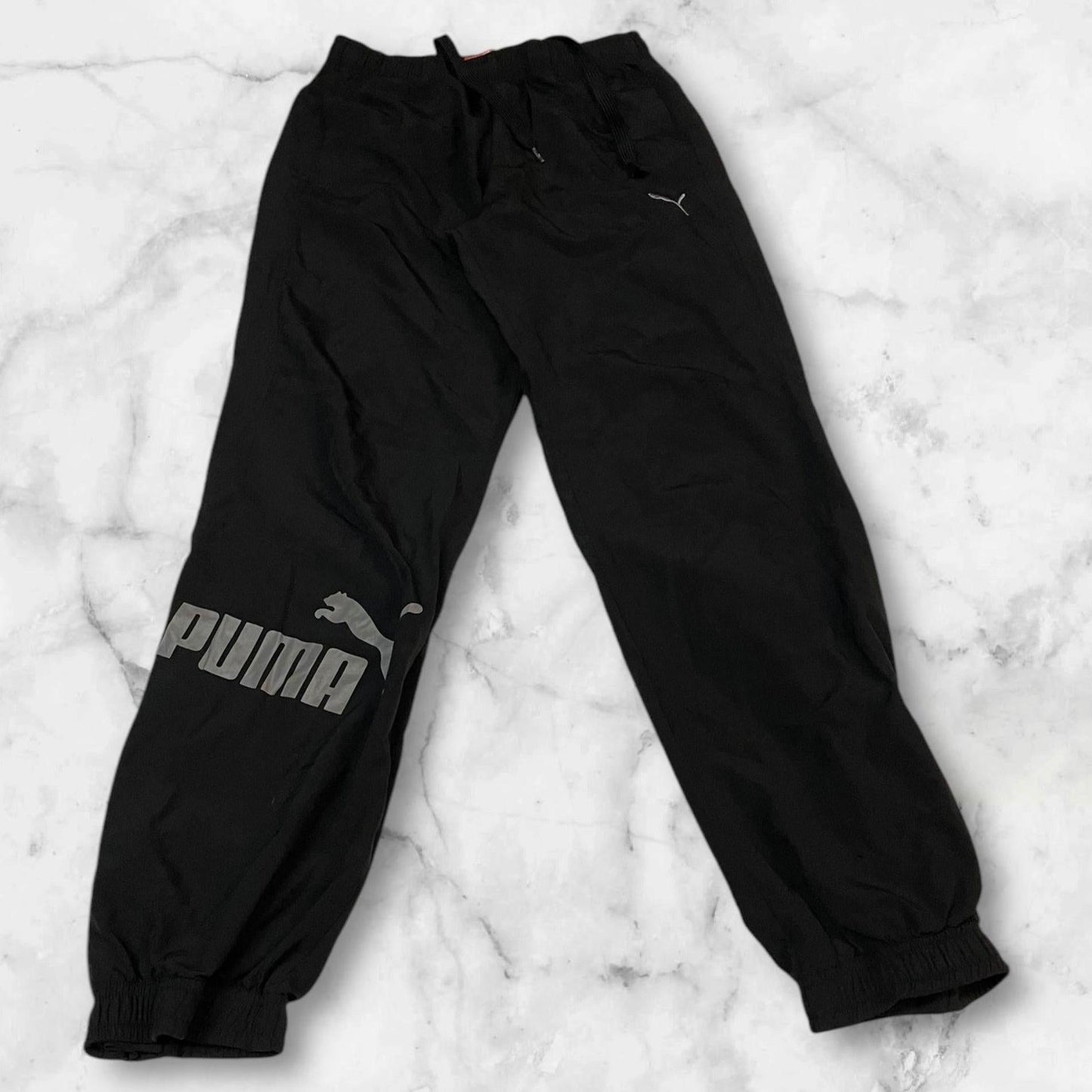 Entdecke unsere Vintage Track Pants von Nike und anderen Marken, erhältlich bei Valuxery.de - Dein Shop für trendige Vintage - Kleidung. Unsere Track Pants sind aus hochwertigen Materialien und