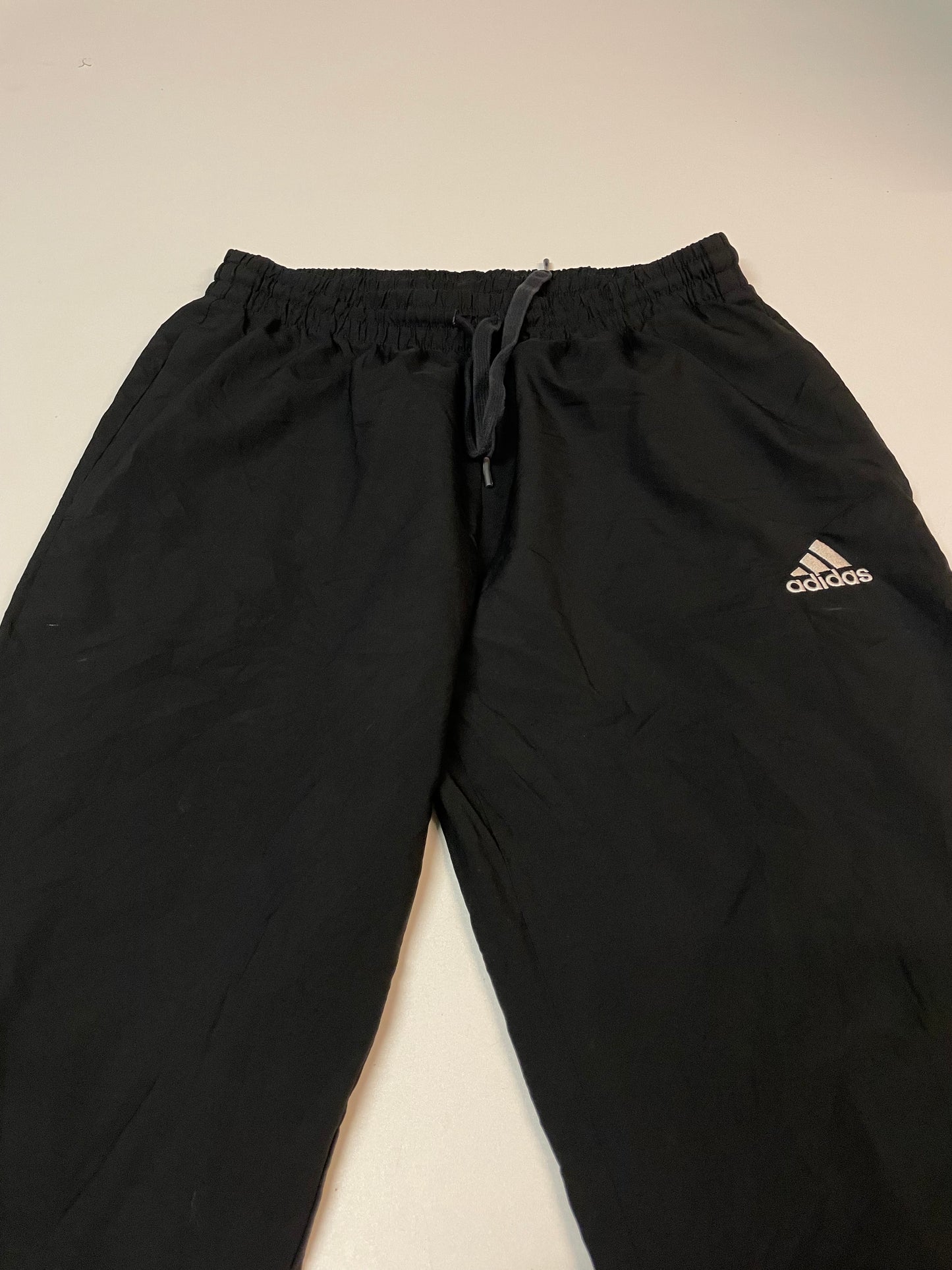 Entdecke unsere Vintage Track Pants von Nike und anderen Marken, erhältlich bei Valuxery.de - Dein Shop für trendige Vintage - Kleidung. Unsere Track Pants sind aus hochwertigen Materialien und