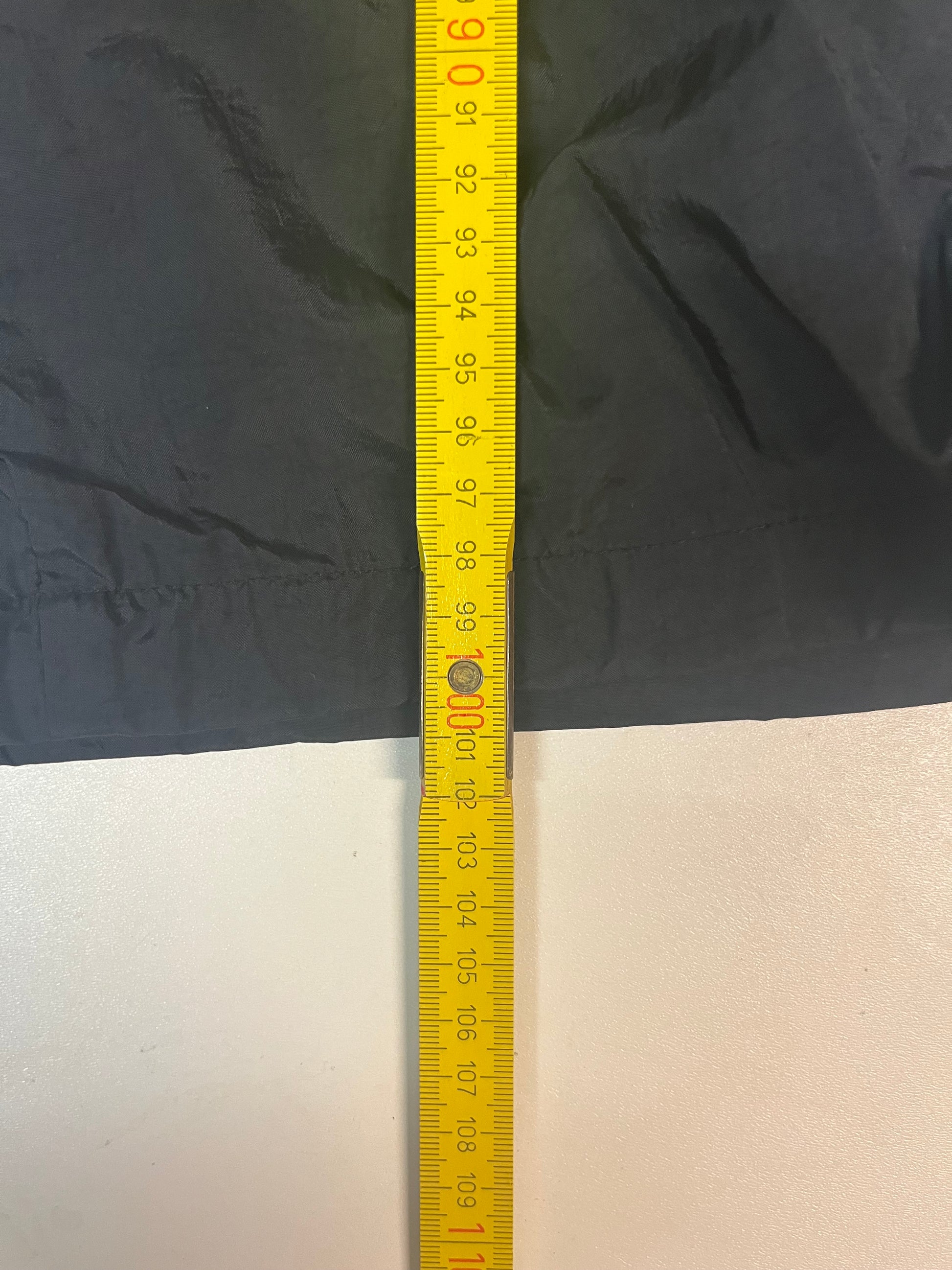 Entdecke unsere Vintage Track Pants von Nike und anderen Marken, erhältlich bei Valuxery.de - Dein Shop für trendige Vintage - Kleidung. Unsere Track Pants sind aus hochwertigen Materialien und