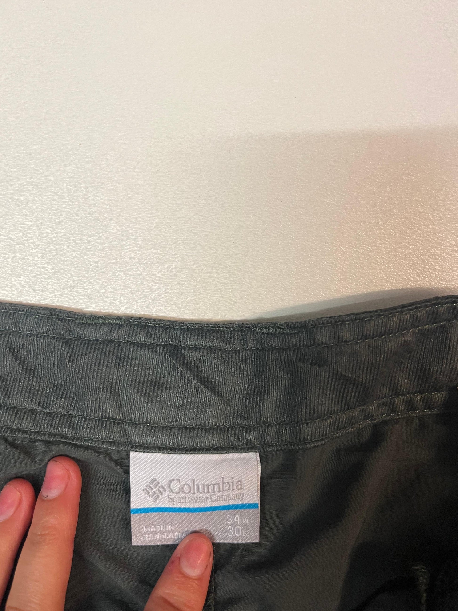 Entdecke unsere Vintage Track Pants von Nike und anderen Marken, erhältlich bei Valuxery.de - Dein Shop für trendige Vintage - Kleidung. Unsere Track Pants sind aus hochwertigen Materialien und