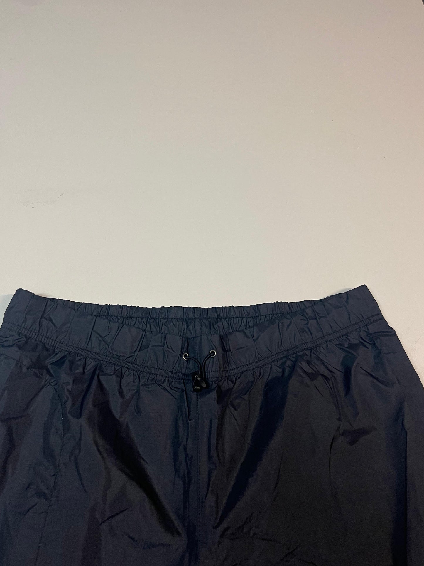 Entdecke unsere Vintage Track Pants von Nike und anderen Marken, erhältlich bei Valuxery.de - Dein Shop für trendige Vintage - Kleidung. Unsere Track Pants sind aus hochwertigen Materialien und
