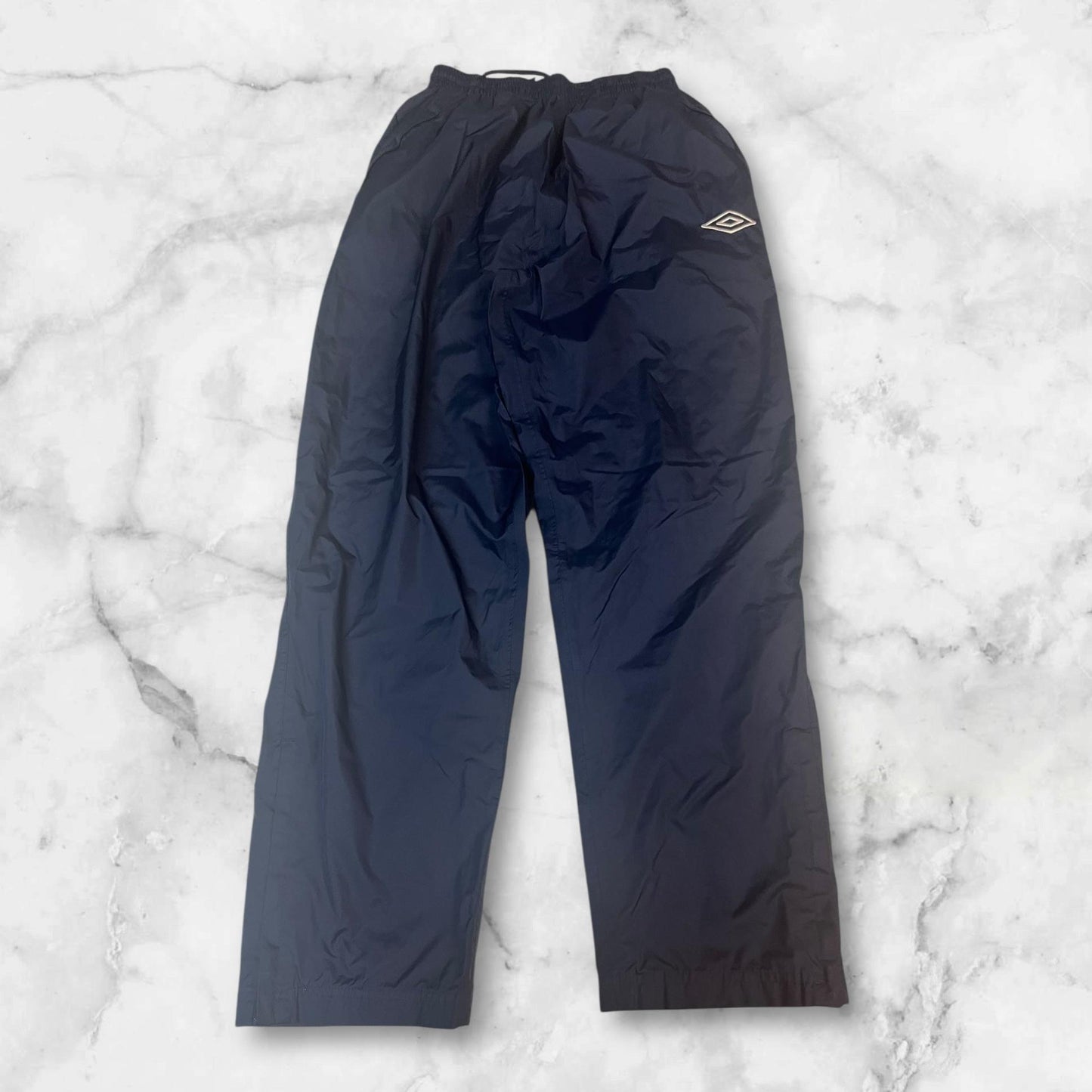 Entdecke unsere Vintage Track Pants von Nike und anderen Marken, erhältlich bei Valuxery.de - Dein Shop für trendige Vintage - Kleidung. Unsere Track Pants sind aus hochwertigen Materialien und