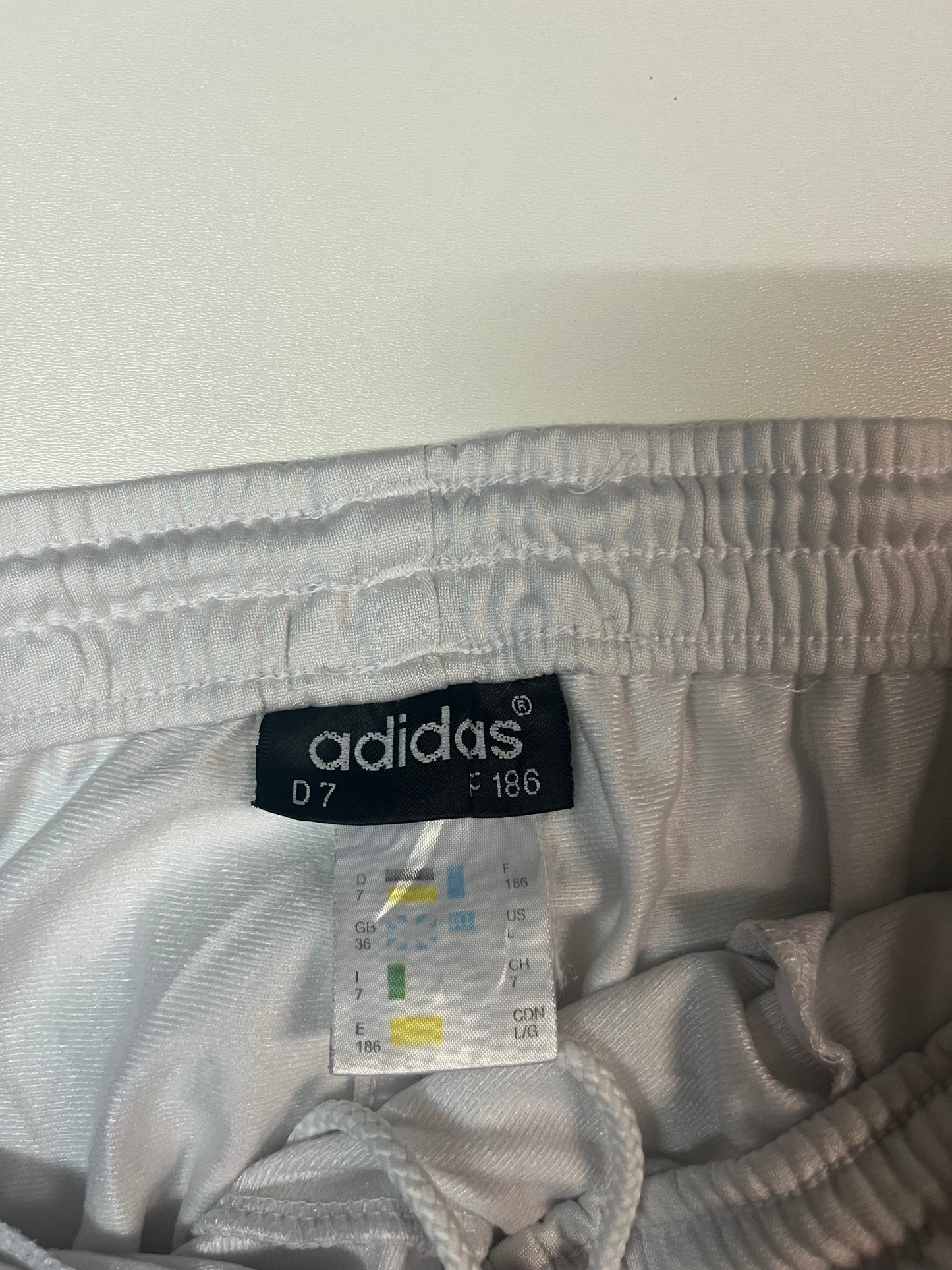 Entdecke unsere Vintage Track Pants von Nike und anderen Marken, erhältlich bei Valuxery.de - Dein Shop für trendige Vintage - Kleidung. Unsere Track Pants sind aus hochwertigen Materialien und