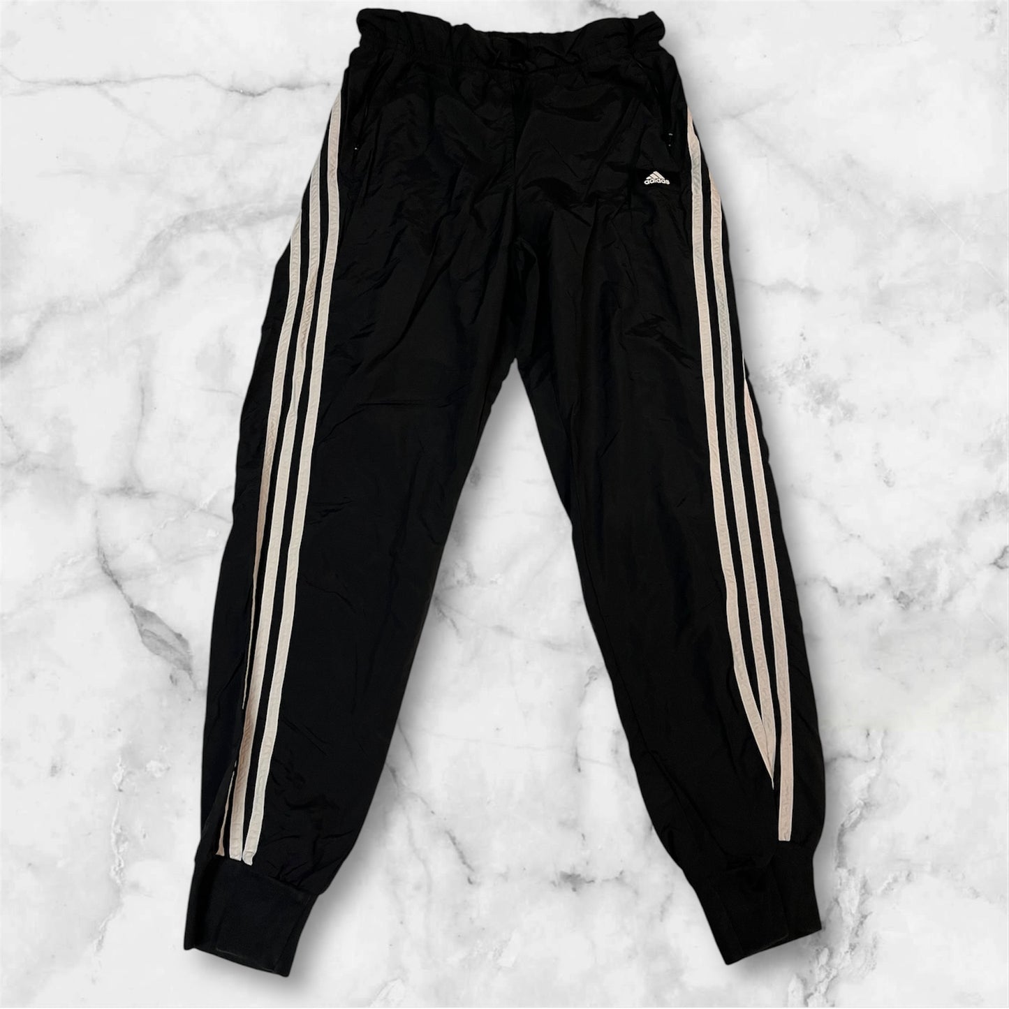 Entdecke unsere Vintage Track Pants von Nike und anderen Marken, erhältlich bei Valuxery.de - Dein Shop für trendige Vintage - Kleidung. Unsere Track Pants sind aus hochwertigen Materialien und