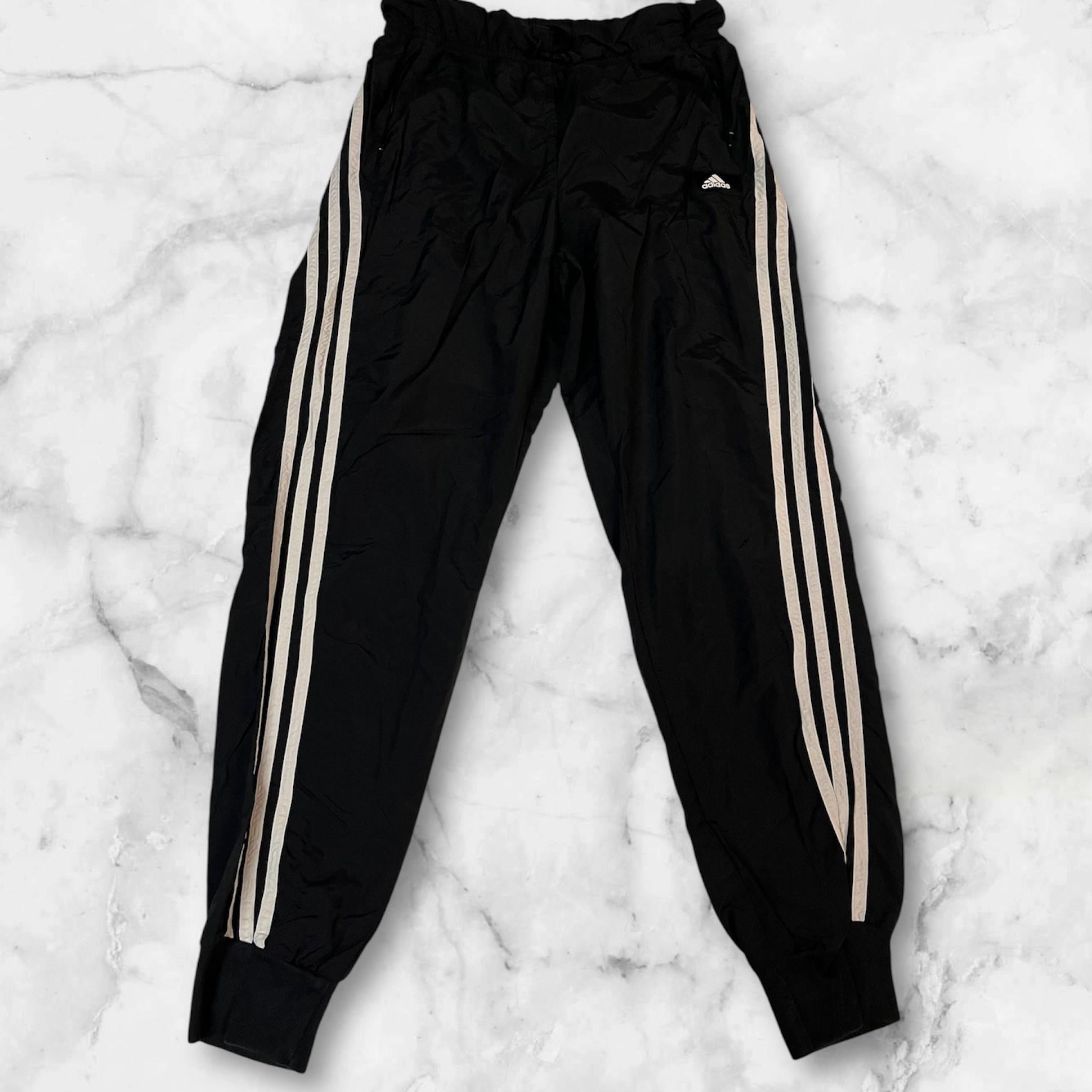 Entdecke unsere Vintage Track Pants von Nike und anderen Marken, erhältlich bei Valuxery.de - Dein Shop für trendige Vintage - Kleidung. Unsere Track Pants sind aus hochwertigen Materialien und