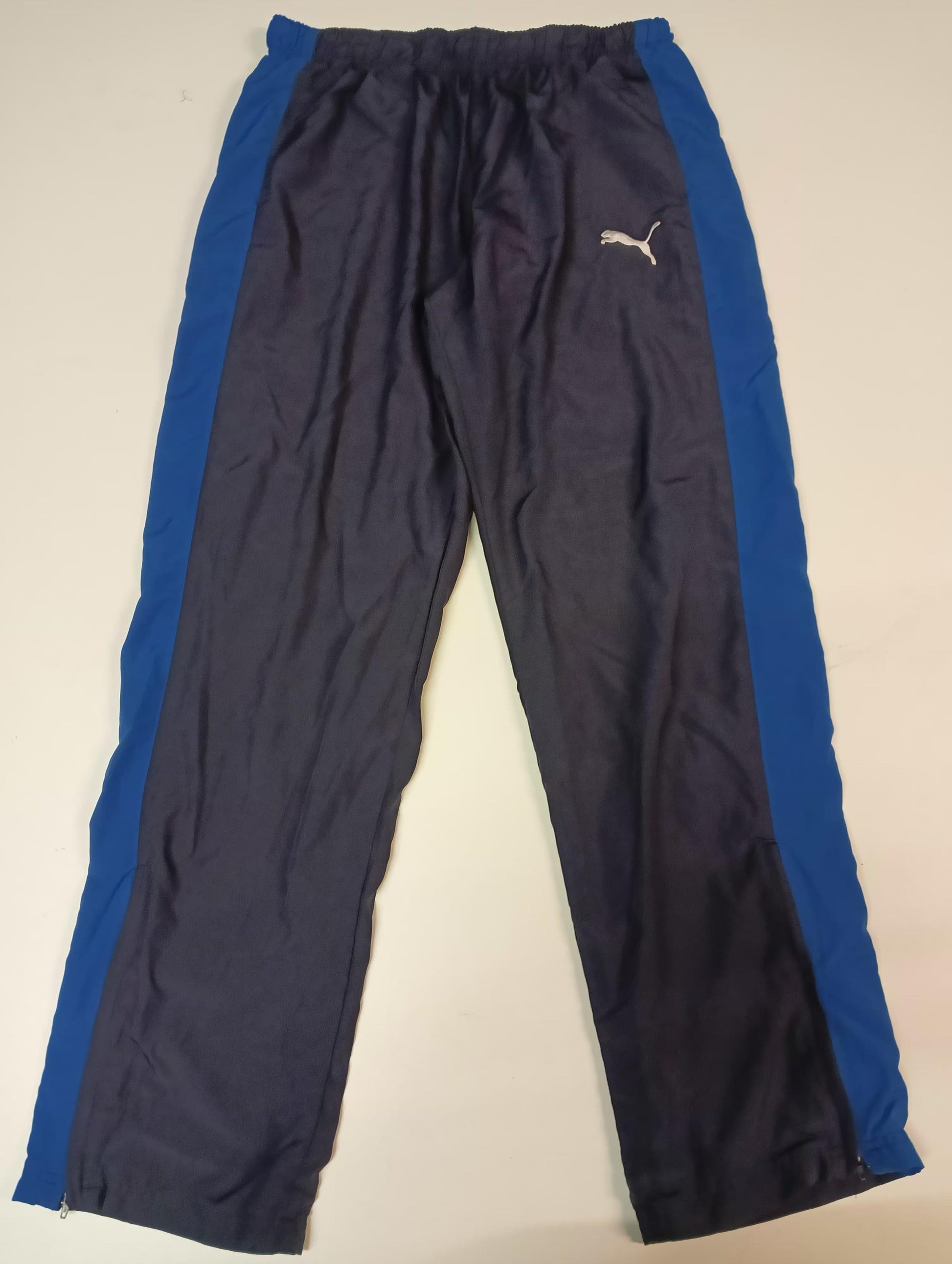 Entdecke unsere Vintage Track Pants von Nike und anderen Marken, erhältlich bei Valuxery.de - Dein Shop für trendige Vintage - Kleidung. Unsere Track Pants sind aus hochwertigen Materialien und