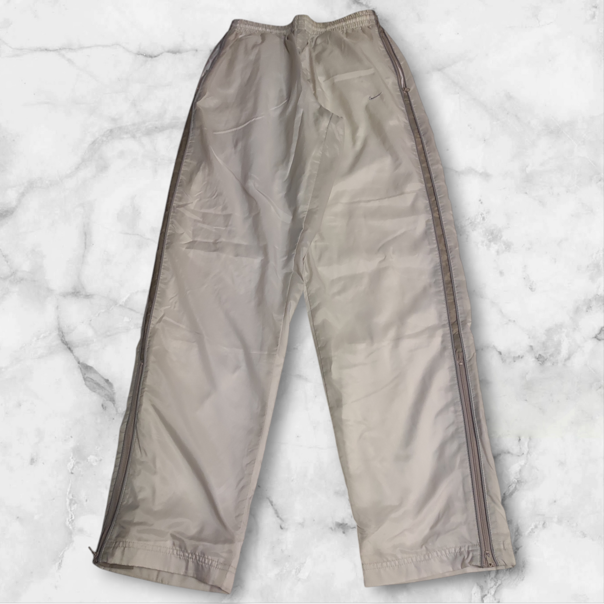 Entdecke unsere Vintage Track Pants von Nike und anderen Marken, erhältlich bei Valuxery.de - Dein Shop für trendige Vintage - Kleidung. Unsere Track Pants sind aus hochwertigen Materialien und