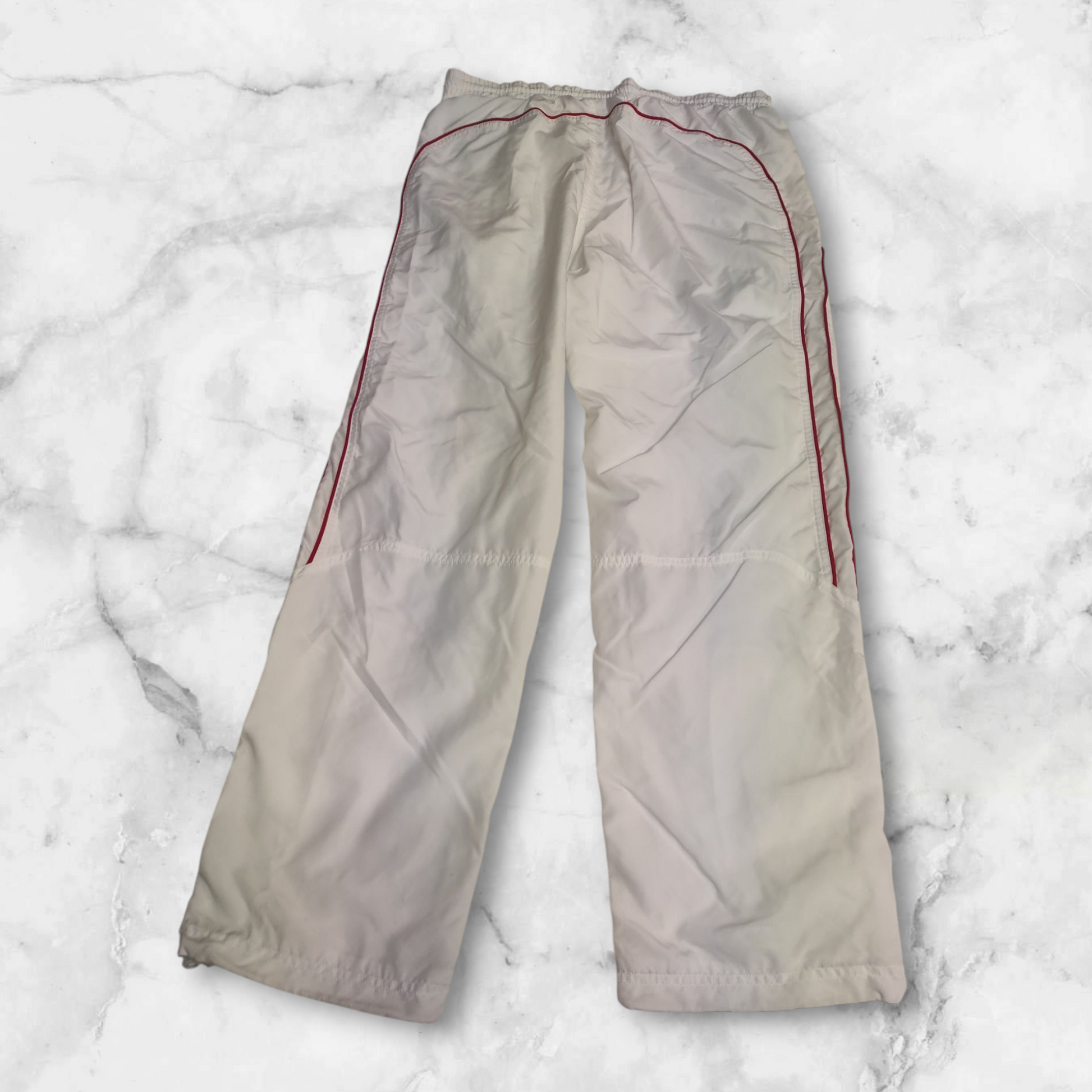 Entdecke unsere Vintage Track Pants von Nike und anderen Marken, erhältlich bei Valuxery.de - Dein Shop für trendige Vintage - Kleidung. Unsere Track Pants sind aus hochwertigen Materialien und
