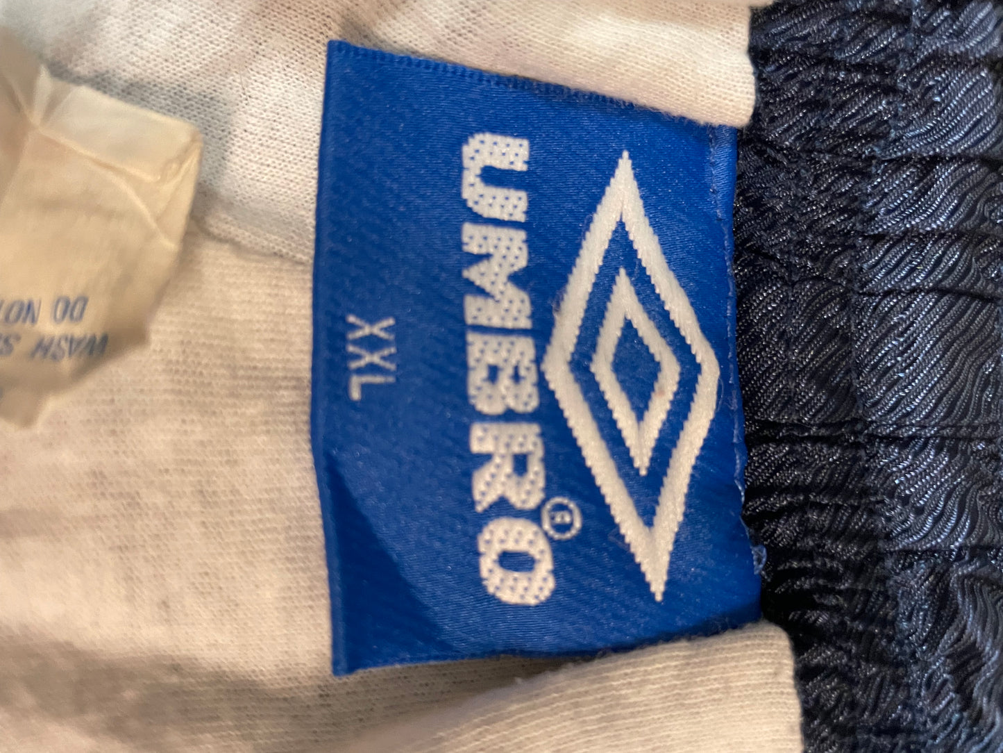 Entdecke unsere Vintage Track Pants von Nike und anderen Marken, erhältlich bei Valuxery.de - Dein Shop für trendige Vintage - Kleidung. Unsere Track Pants sind aus hochwertigen Materialien und