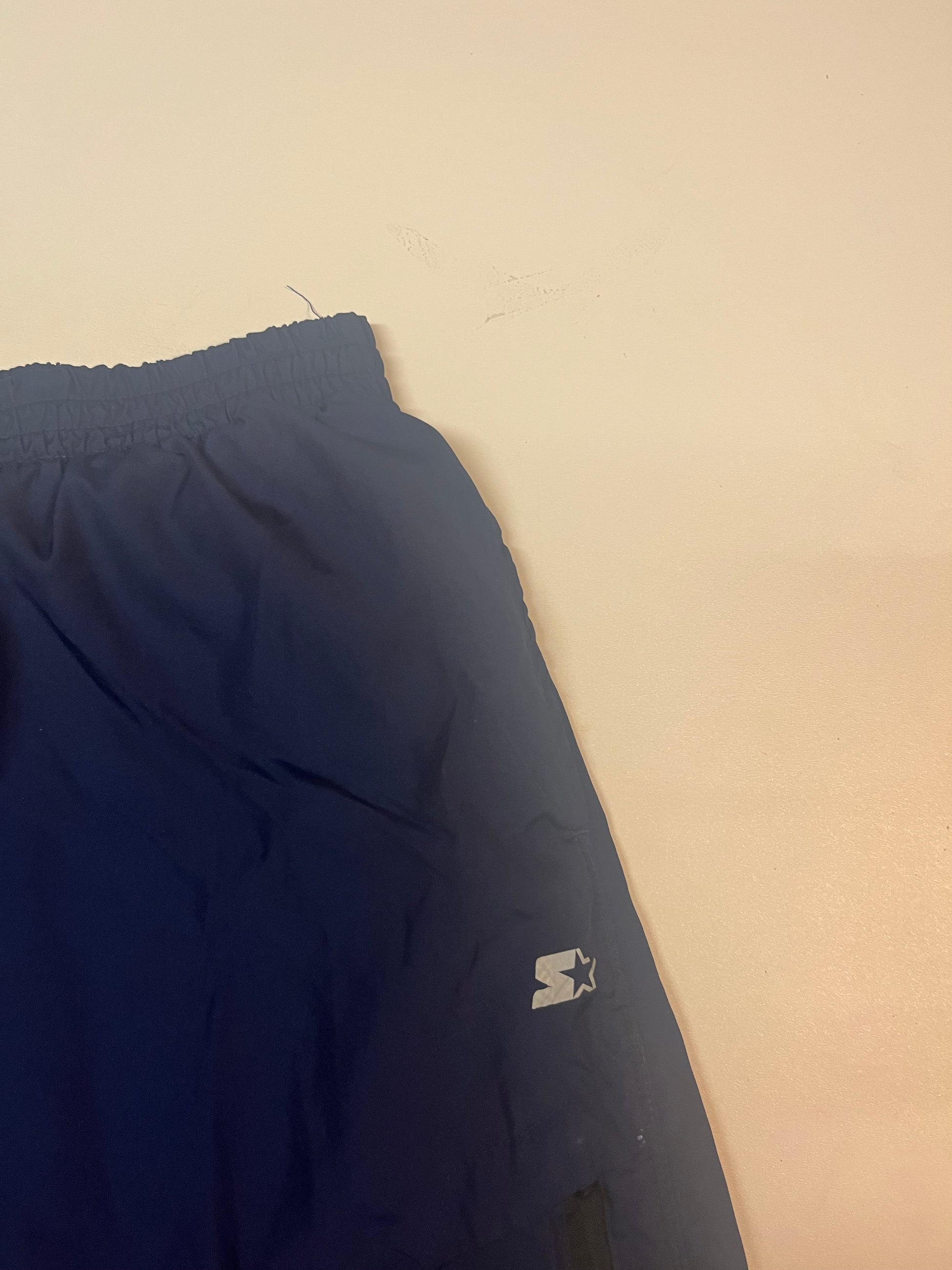 Entdecke unsere Vintage Track Pants von Nike und anderen Marken, erhältlich bei Valuxery.de - Dein Shop für trendige Vintage - Kleidung. Unsere Track Pants sind aus hochwertigen Materialien und