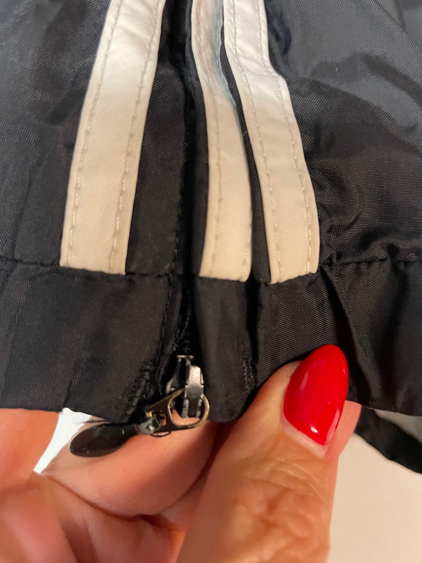 Entdecke unsere Vintage Track Pants von Nike und anderen Marken, erhältlich bei Valuxery.de - Dein Shop für trendige Vintage - Kleidung. Unsere Track Pants sind aus hochwertigen Materialien und