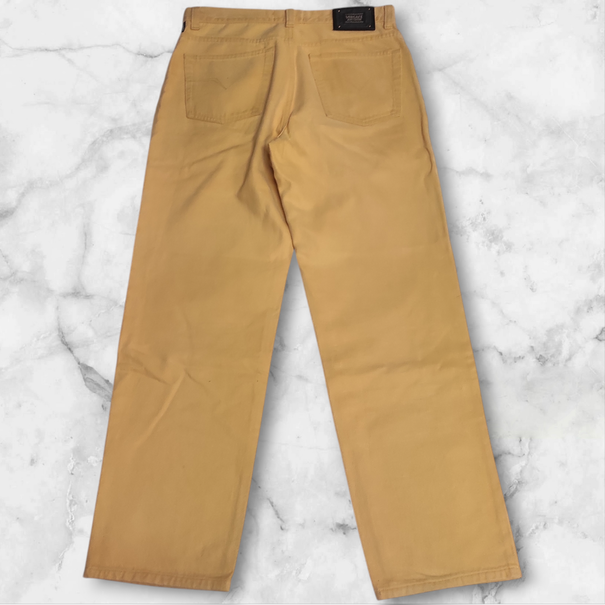 Entdecke unsere Vintage Track Pants von Nike und anderen Marken, erhältlich bei Valuxery.de - Dein Shop für trendige Vintage - Kleidung. Unsere Track Pants sind aus hochwertigen Materialien und