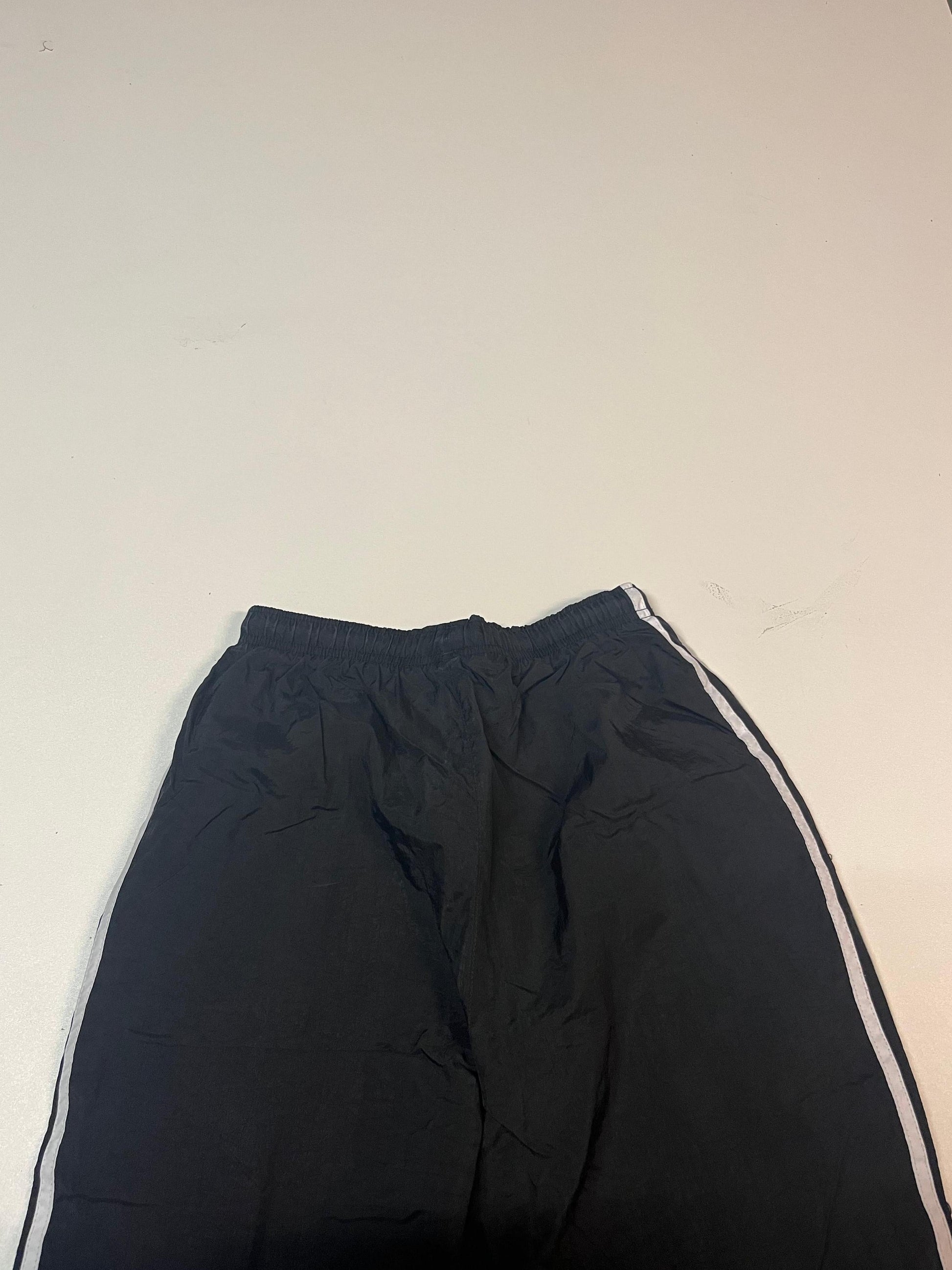 Entdecke unsere Vintage Track Pants von Nike und anderen Marken, erhältlich bei Valuxery.de - Dein Shop für trendige Vintage - Kleidung. Unsere Track Pants sind aus hochwertigen Materialien und
