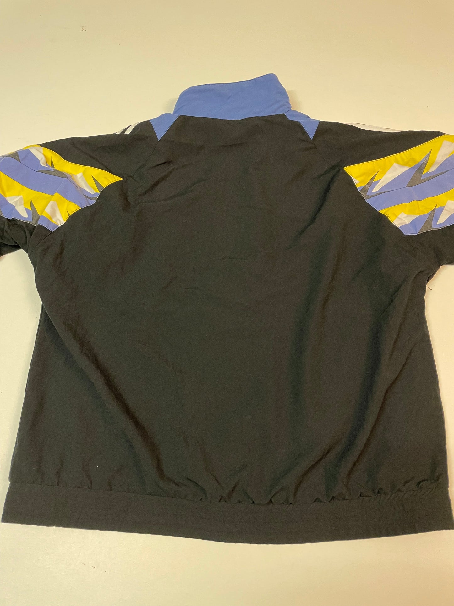 Entdecke unsere Vintage Track Pants von Nike und anderen Marken, erhältlich bei Valuxery.de - Dein Shop für trendige Vintage - Kleidung. Unsere Track Pants sind aus hochwertigen Materialien und
