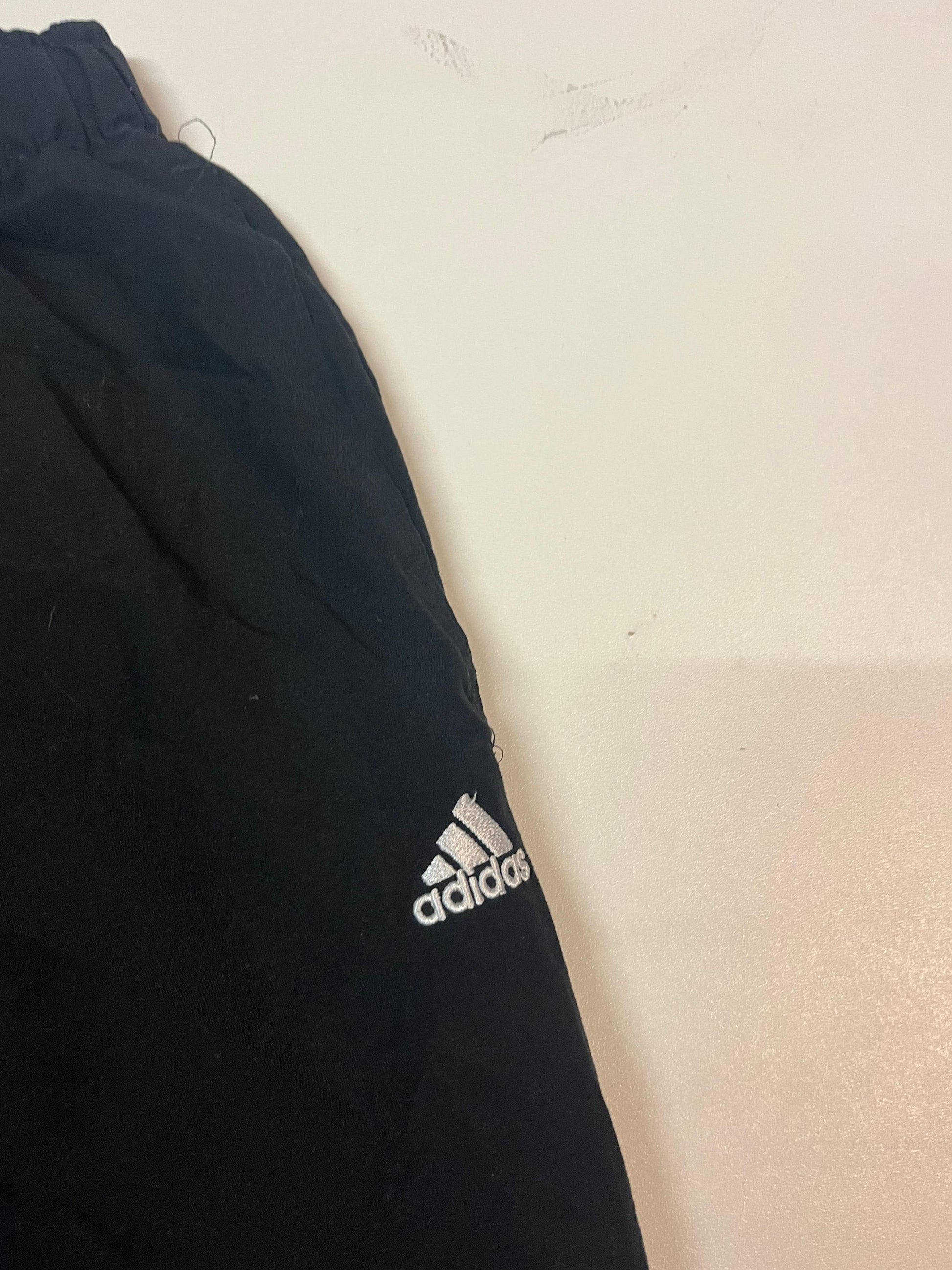 Entdecke unsere Vintage Track Pants von Nike und anderen Marken, erhältlich bei Valuxery.de - Dein Shop für trendige Vintage - Kleidung. Unsere Track Pants sind aus hochwertigen Materialien und