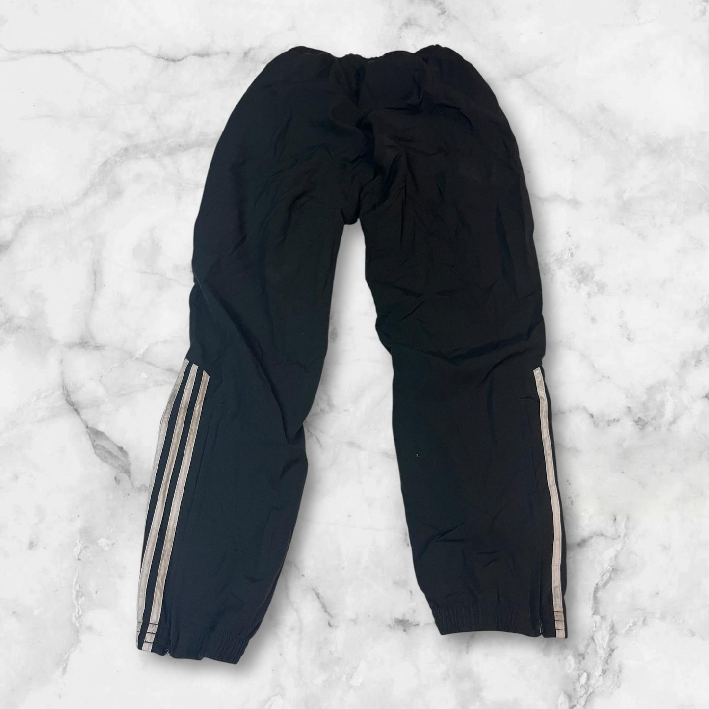 Entdecke unsere Vintage Track Pants von Nike und anderen Marken, erhältlich bei Valuxery.de - Dein Shop für trendige Vintage - Kleidung. Unsere Track Pants sind aus hochwertigen Materialien und